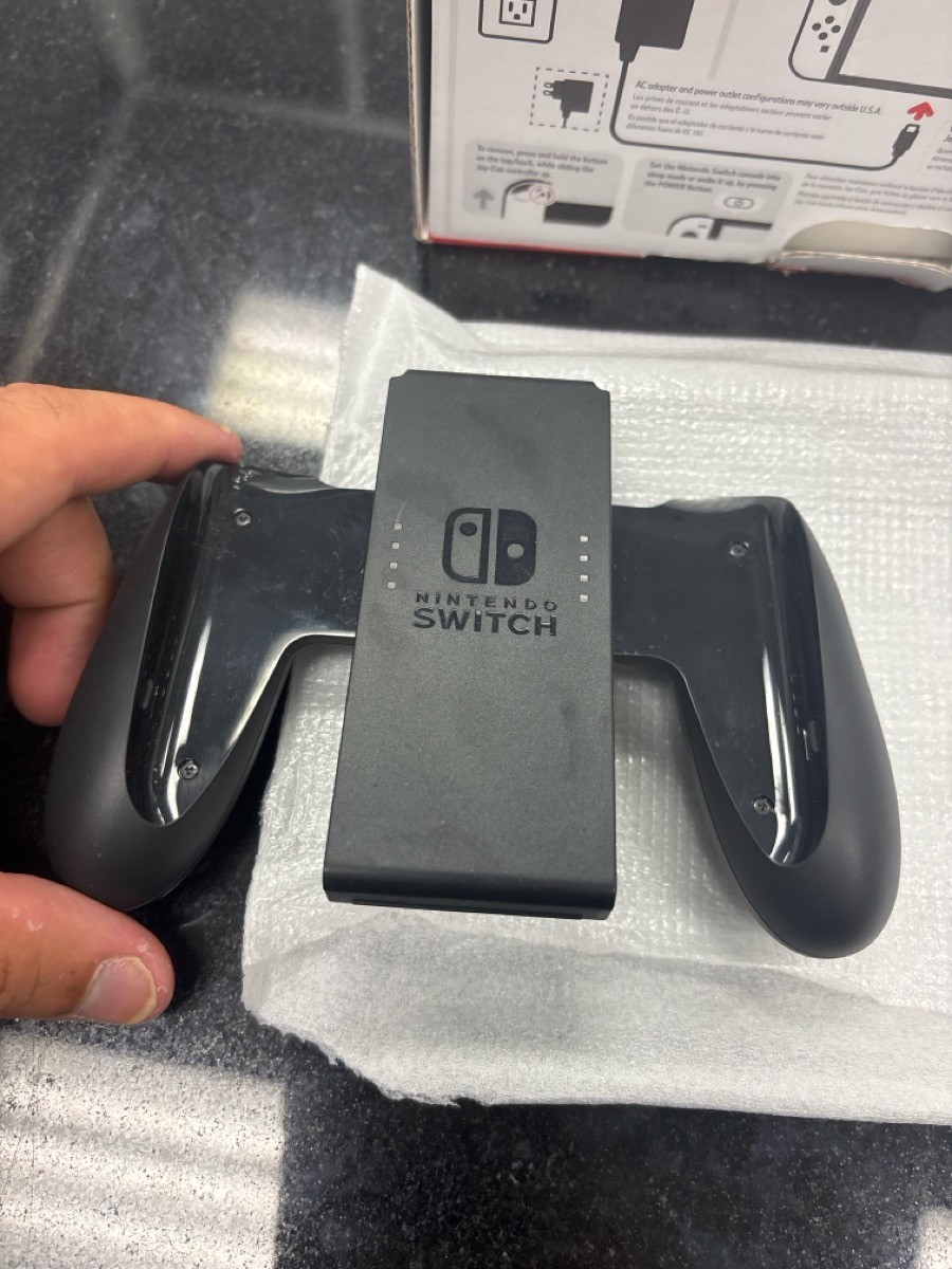 NINTENDO SWITCH HANDHELD – OLED – HAC-016 Comes with items in shown (B02102747)