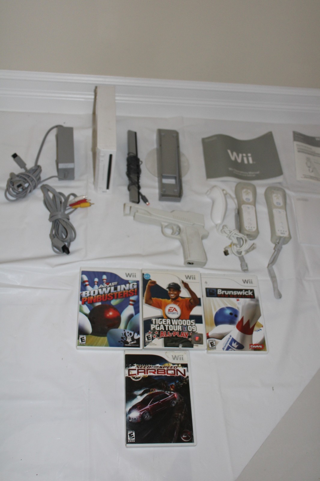 Wii Nintendo Console Bundle with 3 remotes, Gun and 4 Wii Games COMPLETED YSTEM