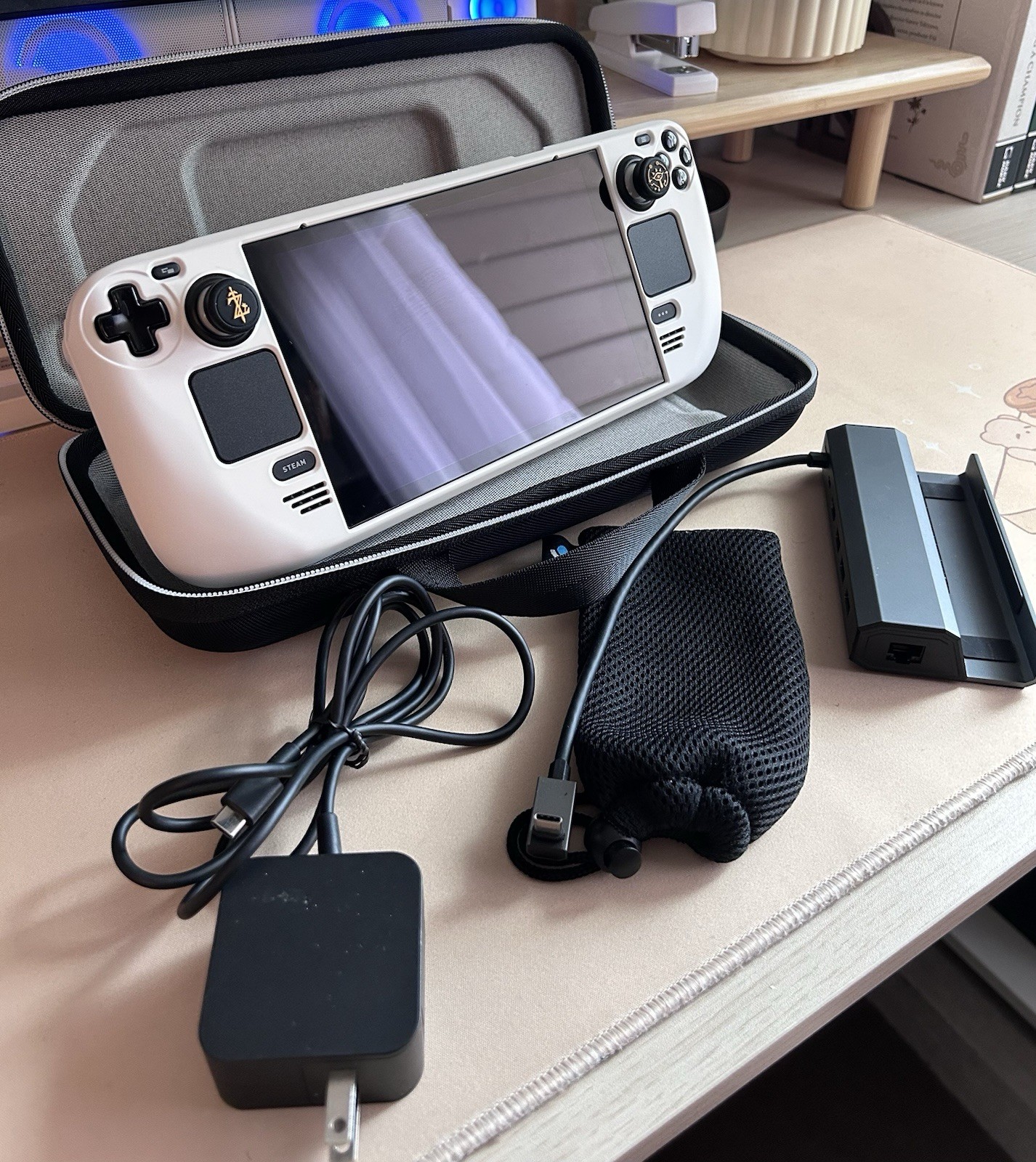 Steam Deck 512GB LCD BUNDLE + Magnetic Stand & 6-in-1 Dock System