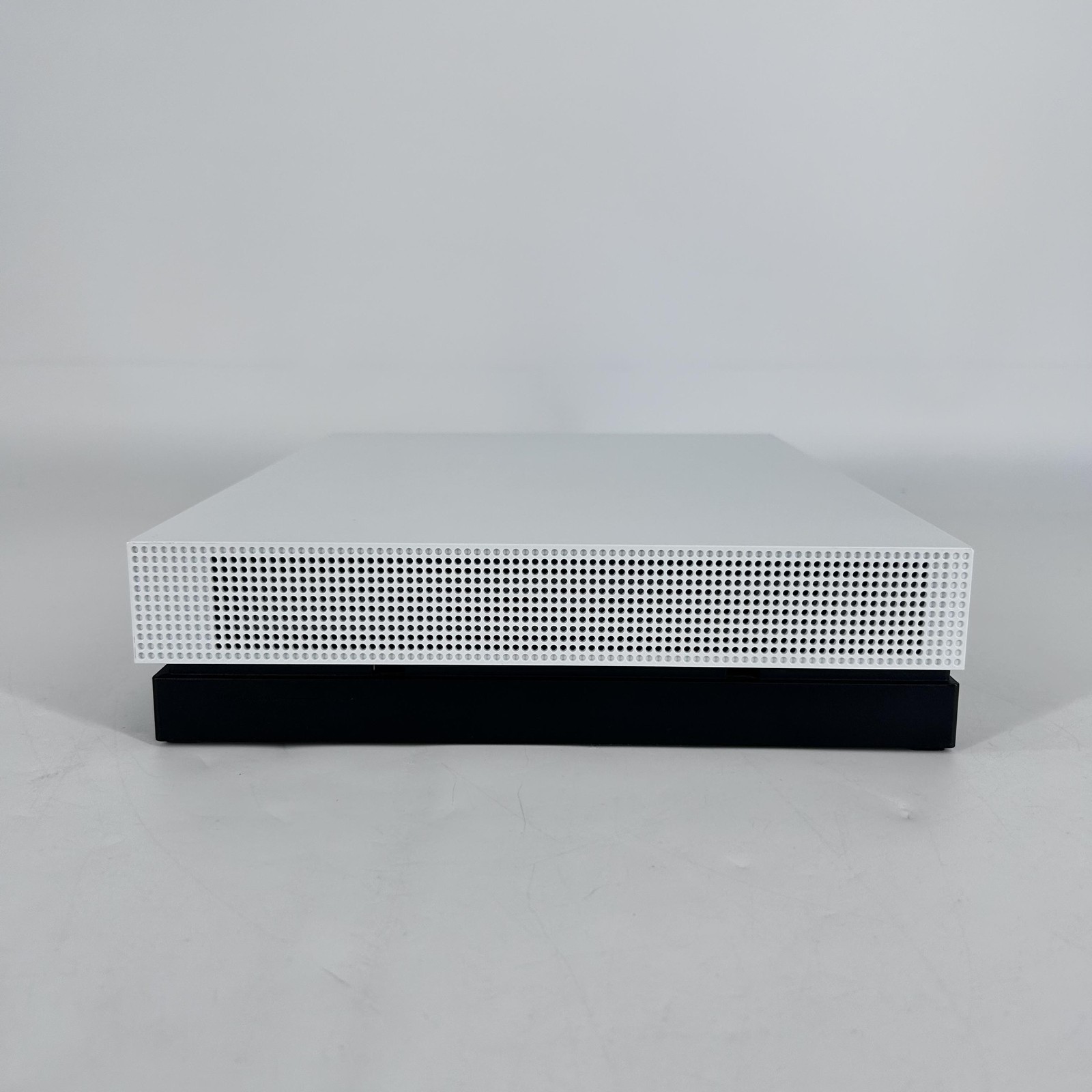 Microsoft Xbox One X Console White 1TB w/ HDMI/Power Cord- Very Good