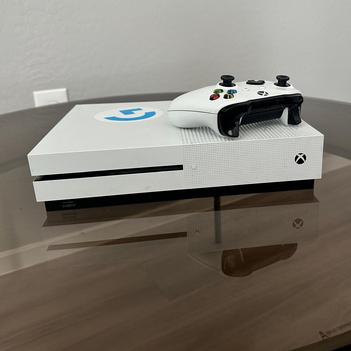 Microsoft Xbox One S 500GB 4K UHD Blu-Ray Compatible White Console + Controller