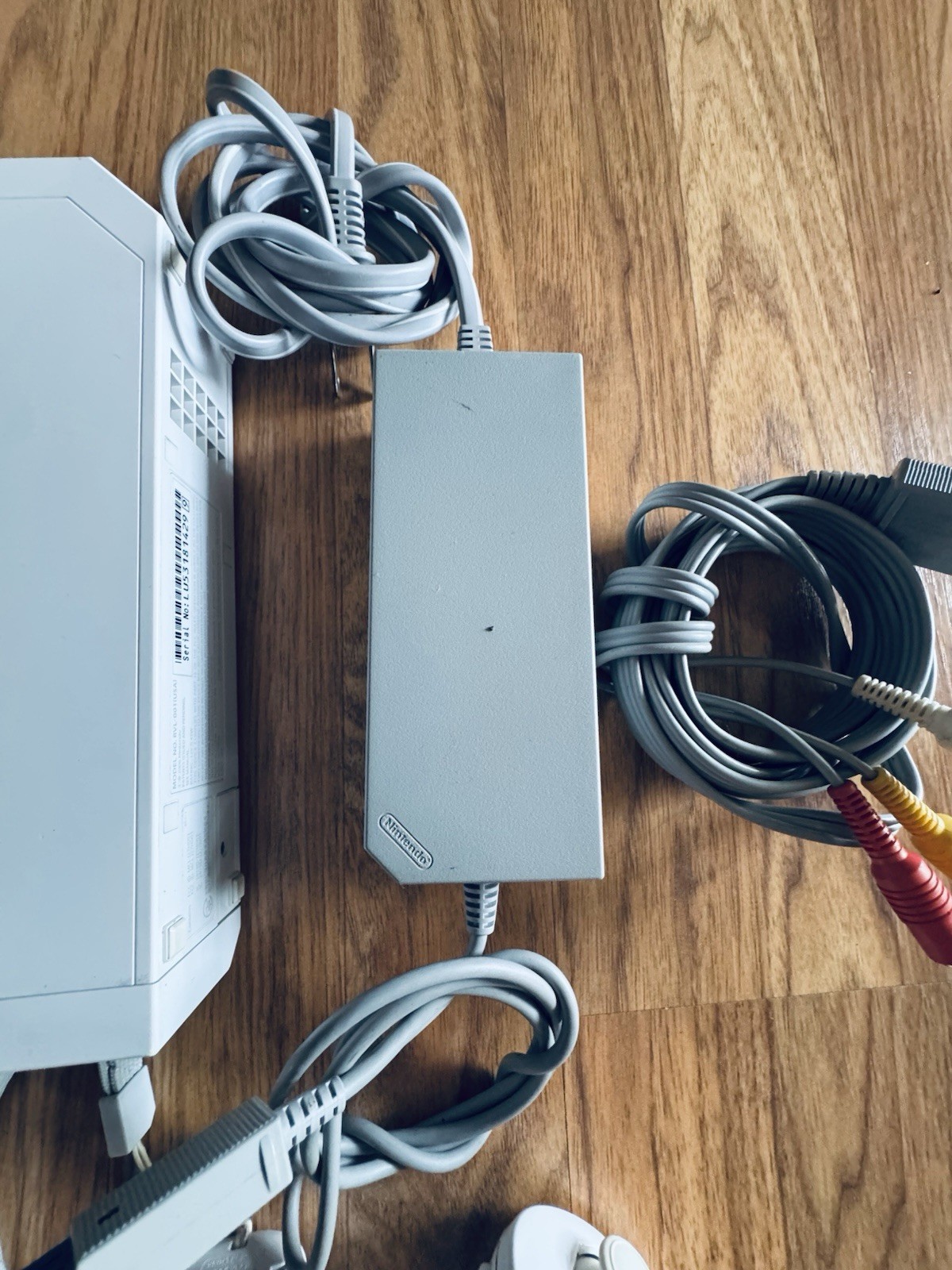 Nintendo Wii Console White RVL-001(USA) NTSC-U/C 480p w/ 2 Remotes Nunchuk