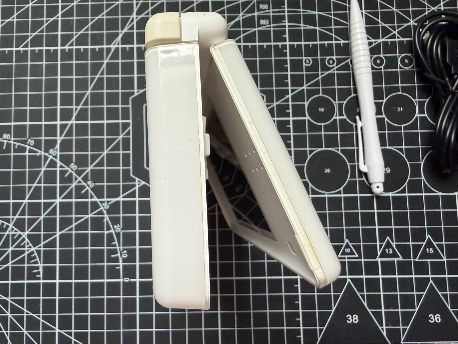 Nintendo DS Lite Used OEM White W/ R4 & 2GB SD – 100% Tested Region Free