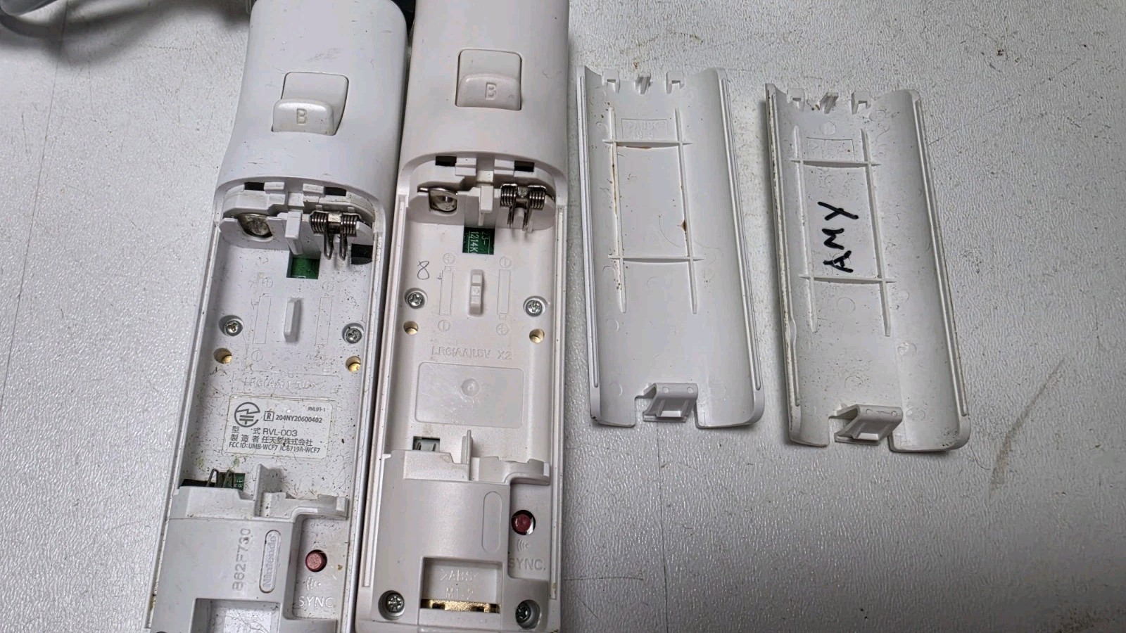 Nintendo Wii Console RVL-001 w/ 2 Controllers, Nunchucks & Cables