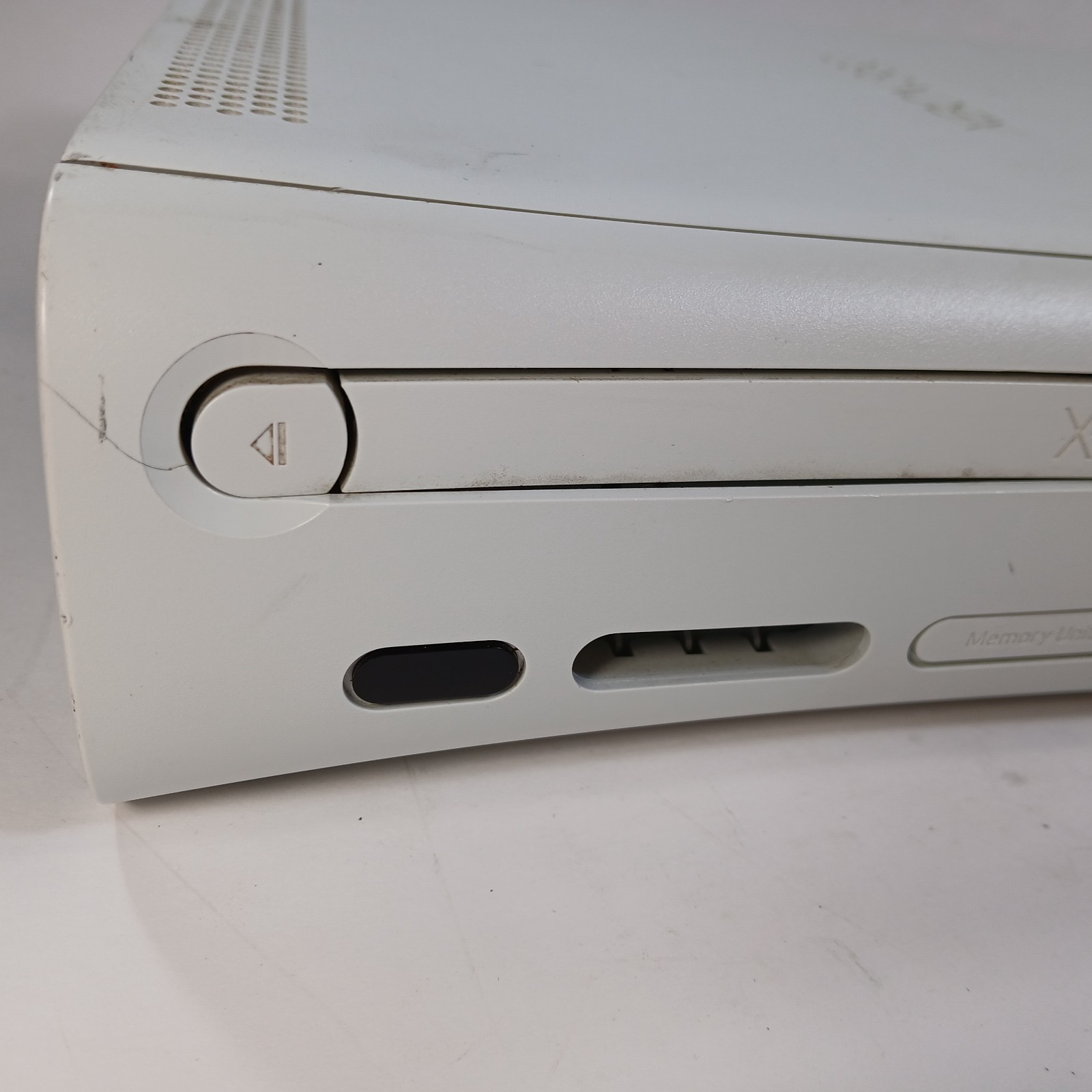Xbox 360 White CONSOLE ONLY – NO HARD DRIVE – WORKS (disc tray sticks sometimes)