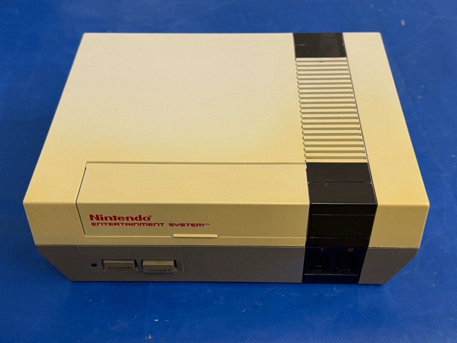 Vintage 1985 Nintendo NES-001 Console 2 Controllers Zapper Gun Games & MORE