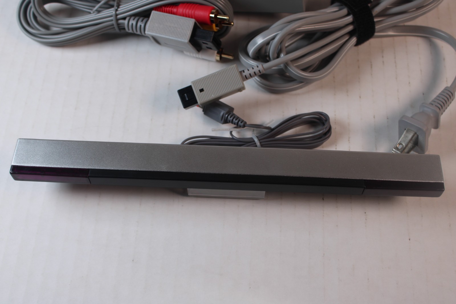 Nintendo Wii White Console RVL-001 W/ 1 OEM controller/chuk, 1 game, Wheel