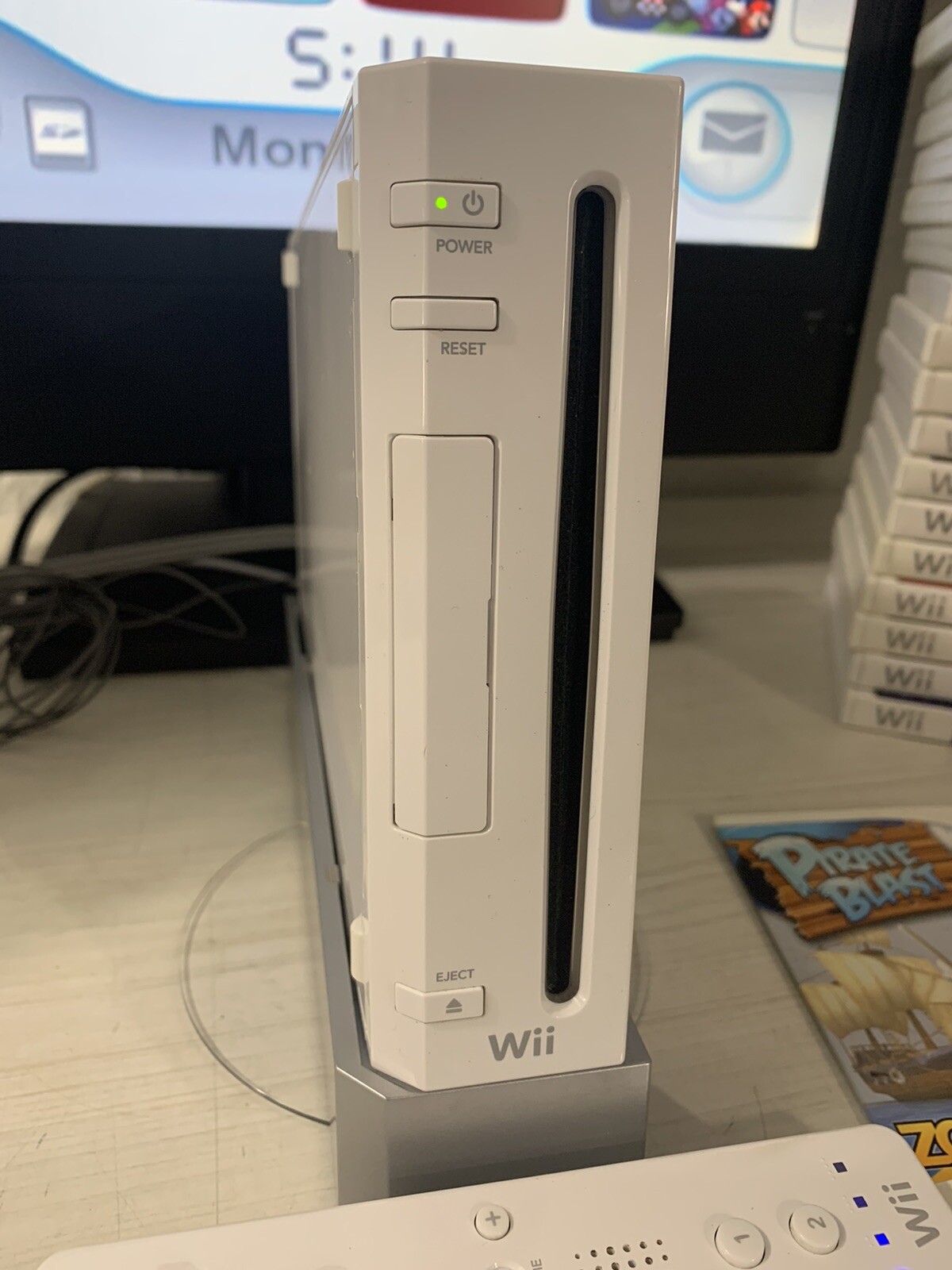 Nintendo RVL-100 Wii Bundle with 35 Games 1 controller 1 Nunchuk Stand Cables