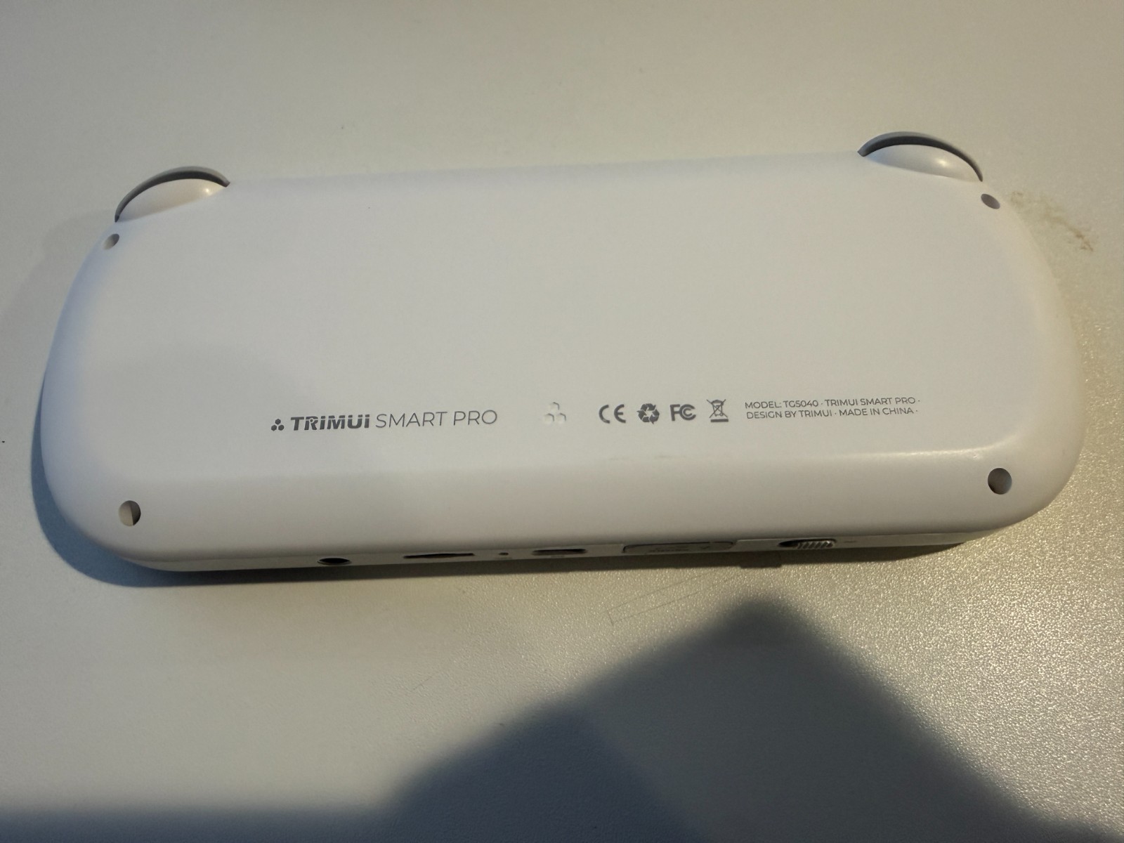 TrimUI Smart Pro – 64 GB – White Custom OS KNULLI Installed TG5040
