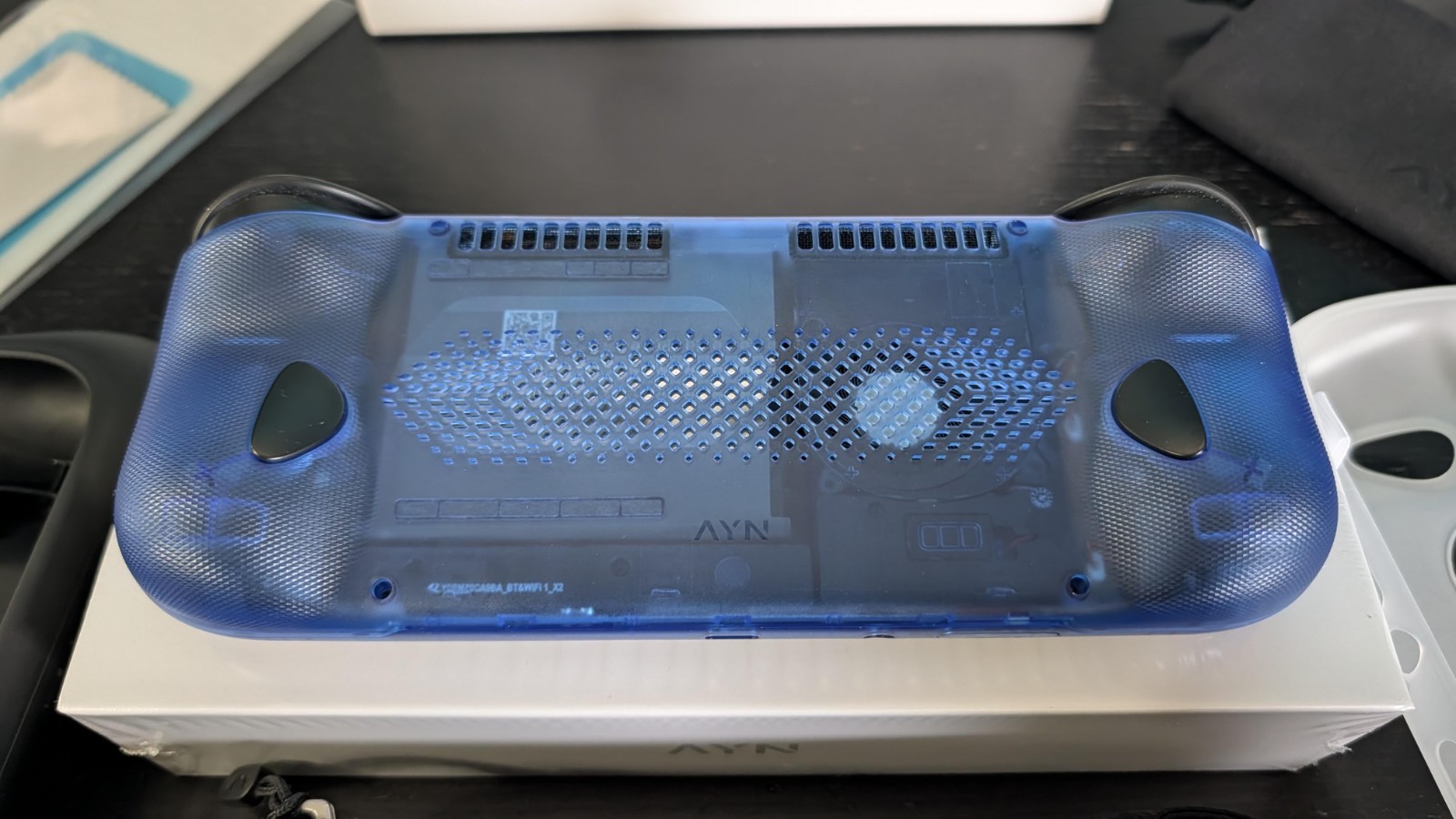 AYN Odin 3 Max – 16/512GB – Clear Blue – Grip, Shell, Case & More Included