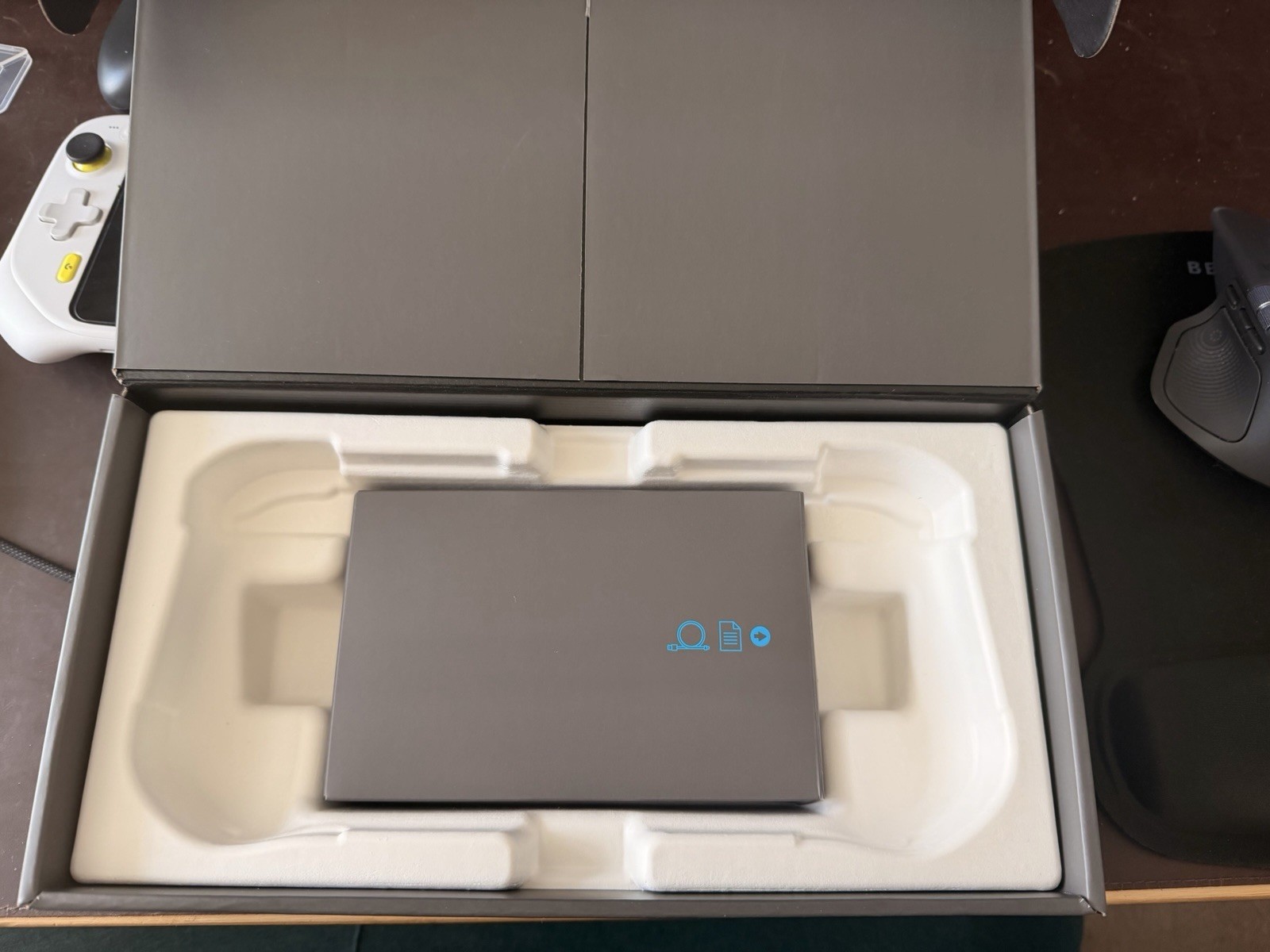 Logitech G Cloud Handheld Gaming Console System White Wi-Fi Capability USB-C