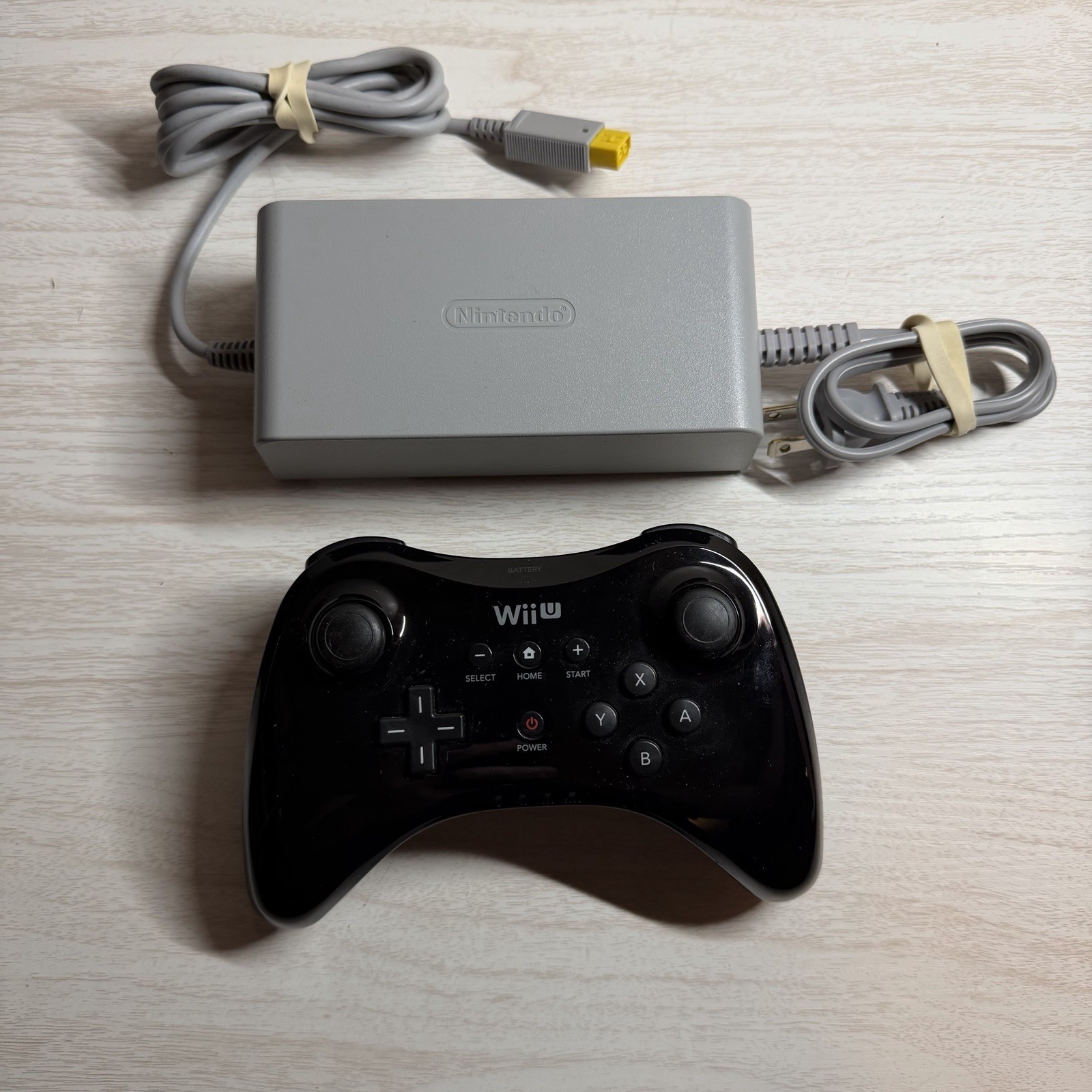 Nintendo Wii U Deluxe 32GB Handheld System – Black WUP-101(02) w/ Pro Controller