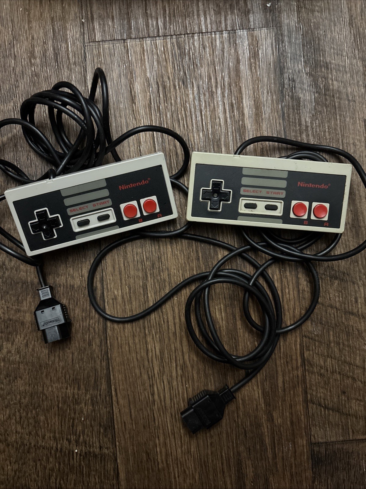 NES-001 W/ 2 Original Controllers and 1 Game