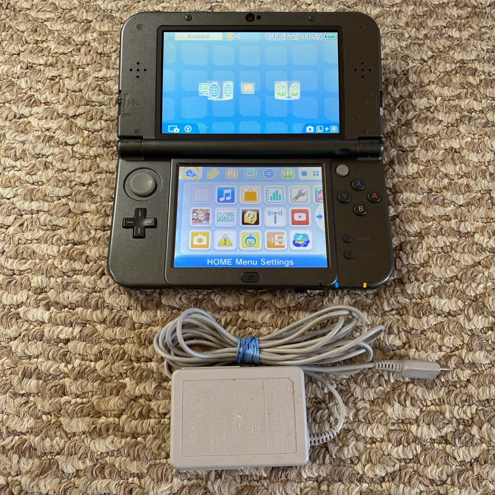 New Nintendo 3DS XL Metallic Black USA With Charger And Stylus Good Screens