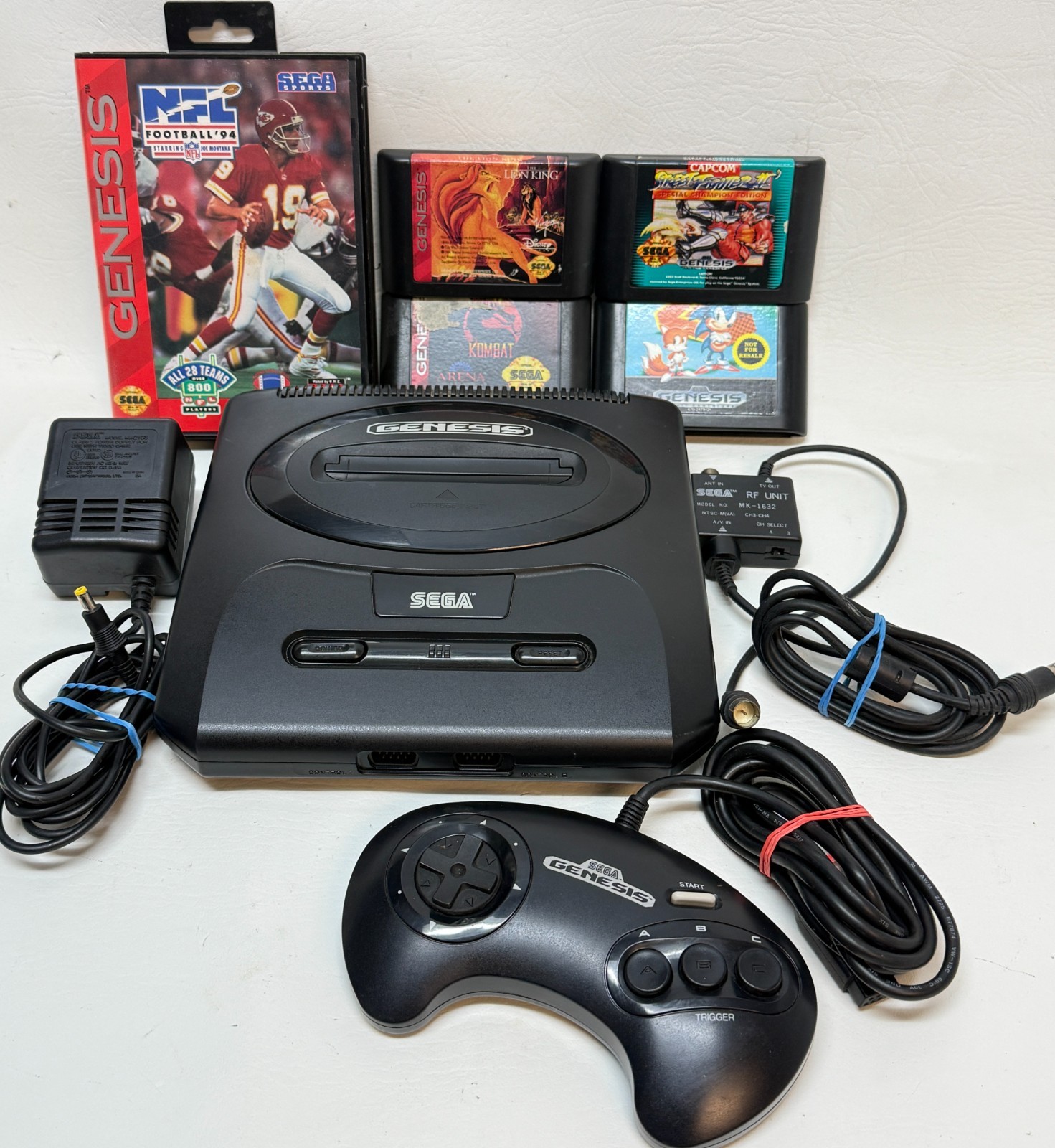 Sega Genesis Model 2 Console MK-1631 Bundle 5 Games Sonic 2 SFII – POWERS ON