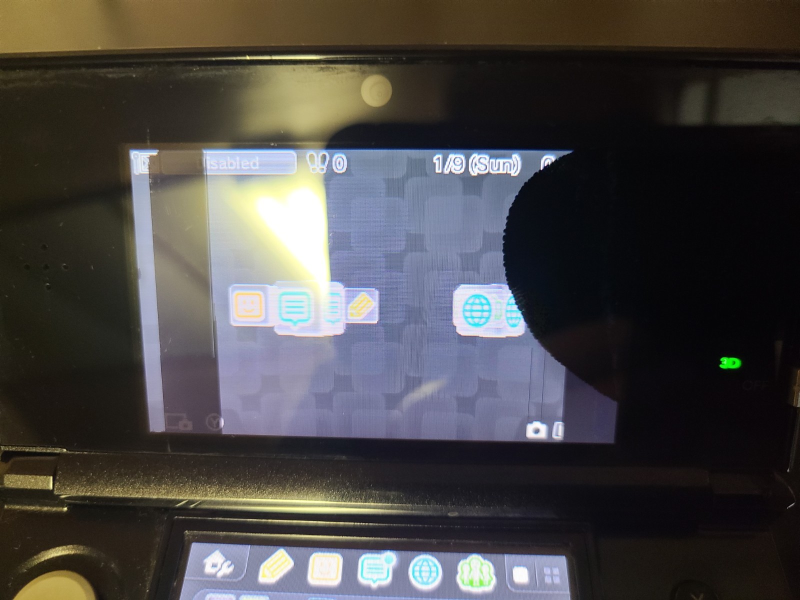 Nintendo 3DS 2GB Handheld System – Black, damaged screen