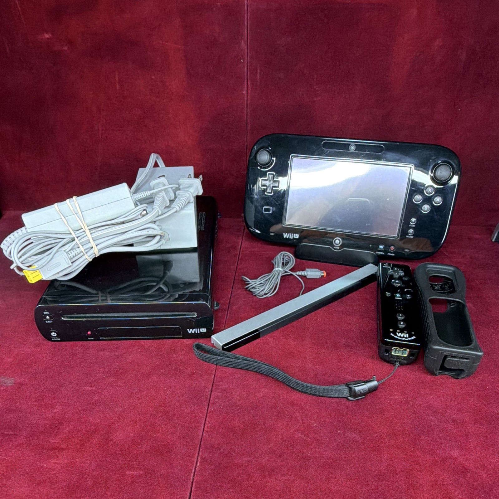 Nintendo Wii U WUP-101(02) 32GB Black Console Bundle w/ GamePad, Remote