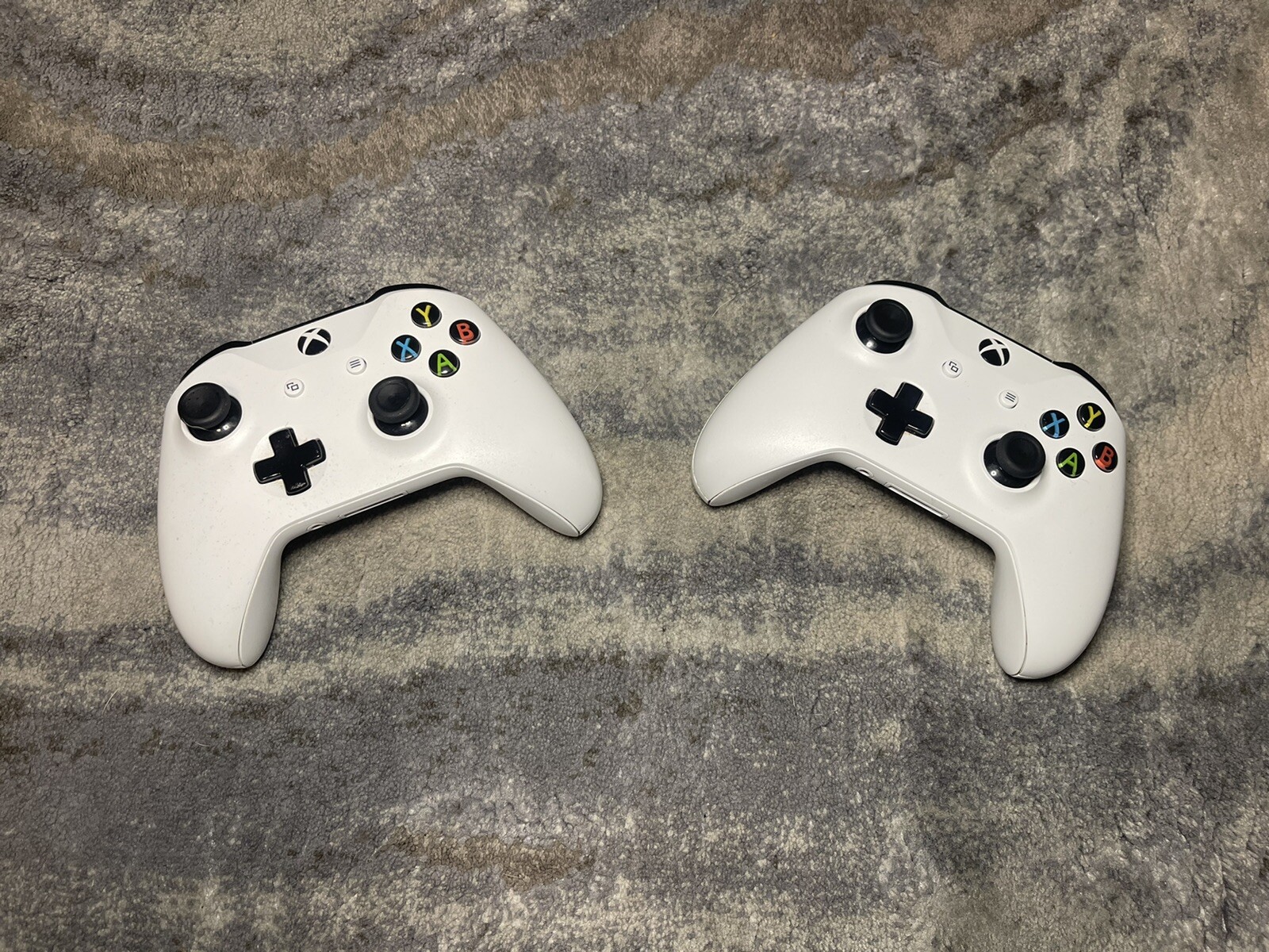 Xbox One S 500GB/ 2 Controllers / 4 Games