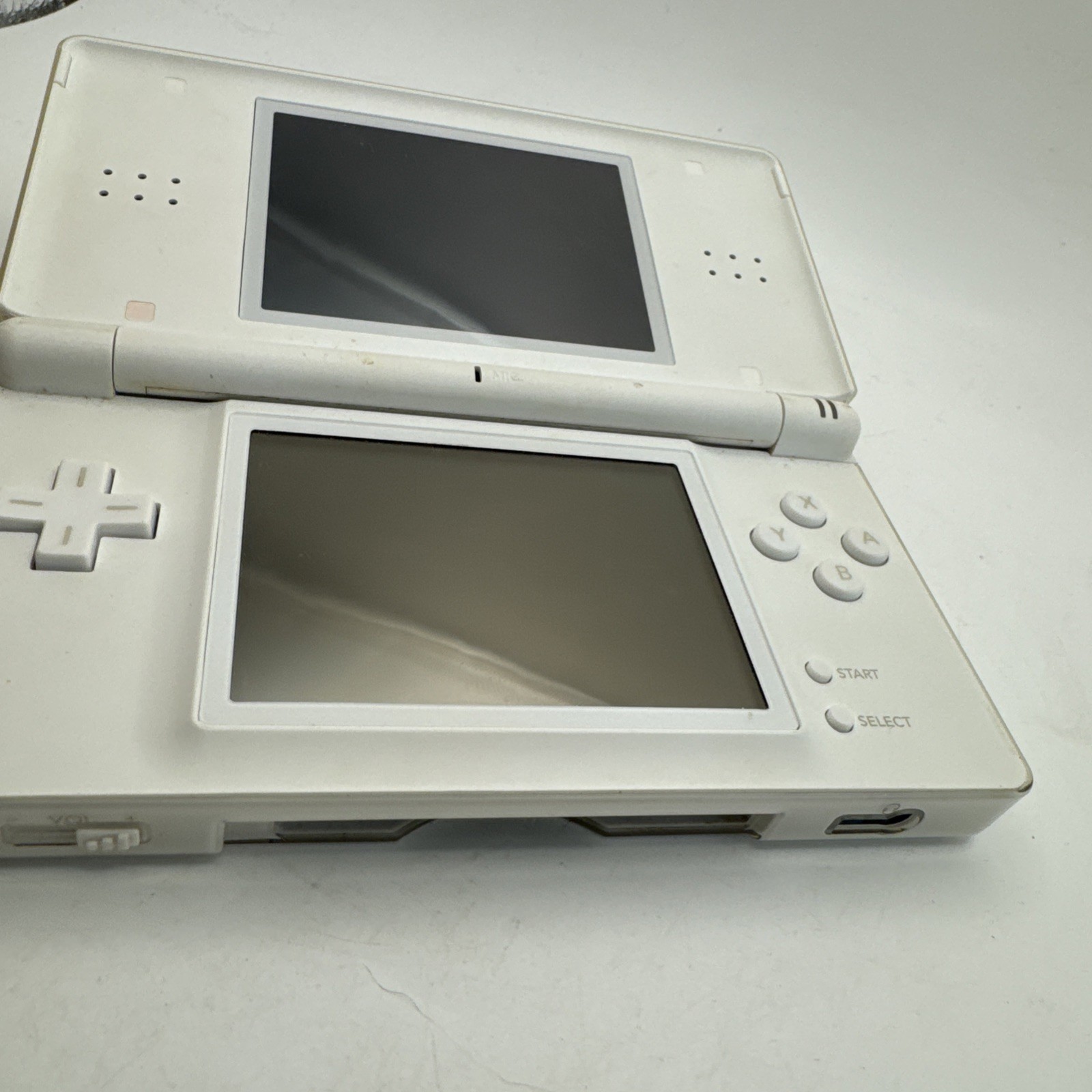 Nintendo DS Lite Console USG-001 with charger – White – Won’t Power On