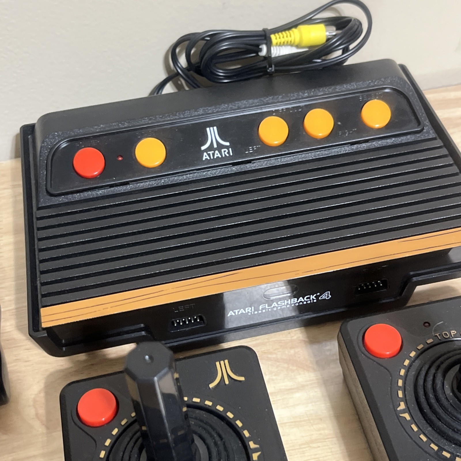 Atari Flashback 4 75 built-in games, 2 Wireless Controllers, Tested Works Great