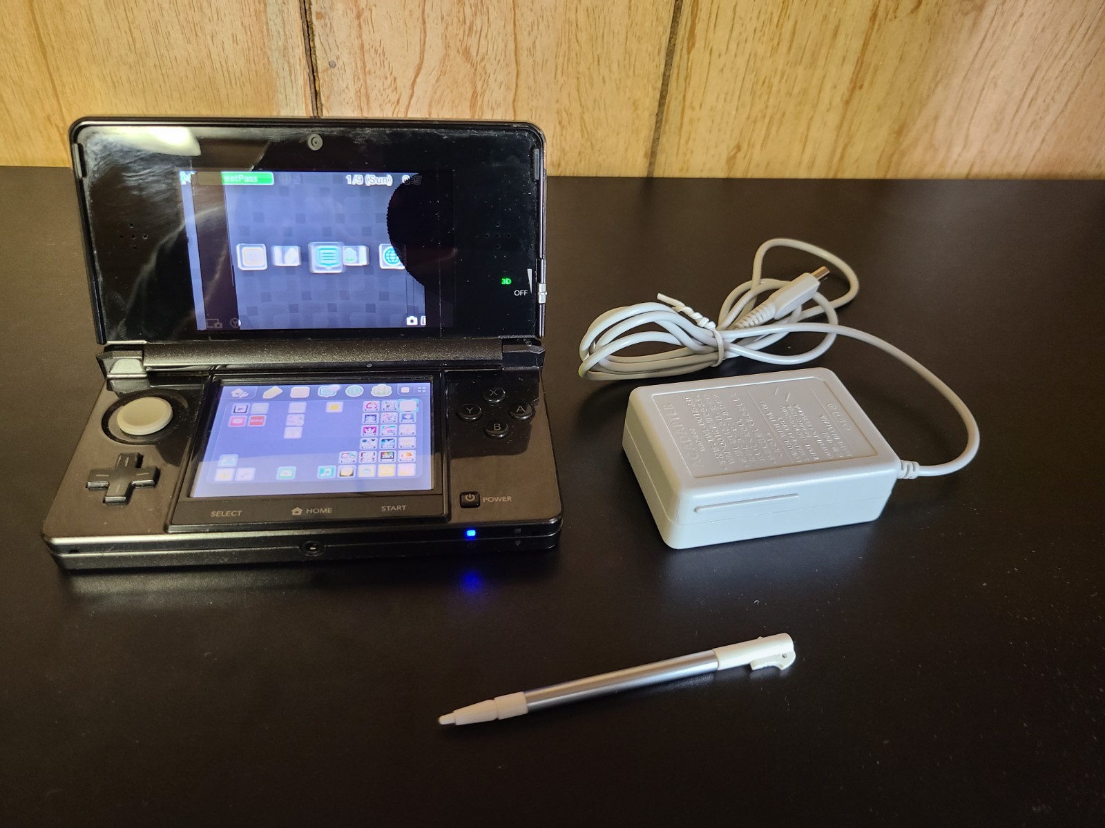 Nintendo 3DS 2GB Handheld System – Black, damaged screen