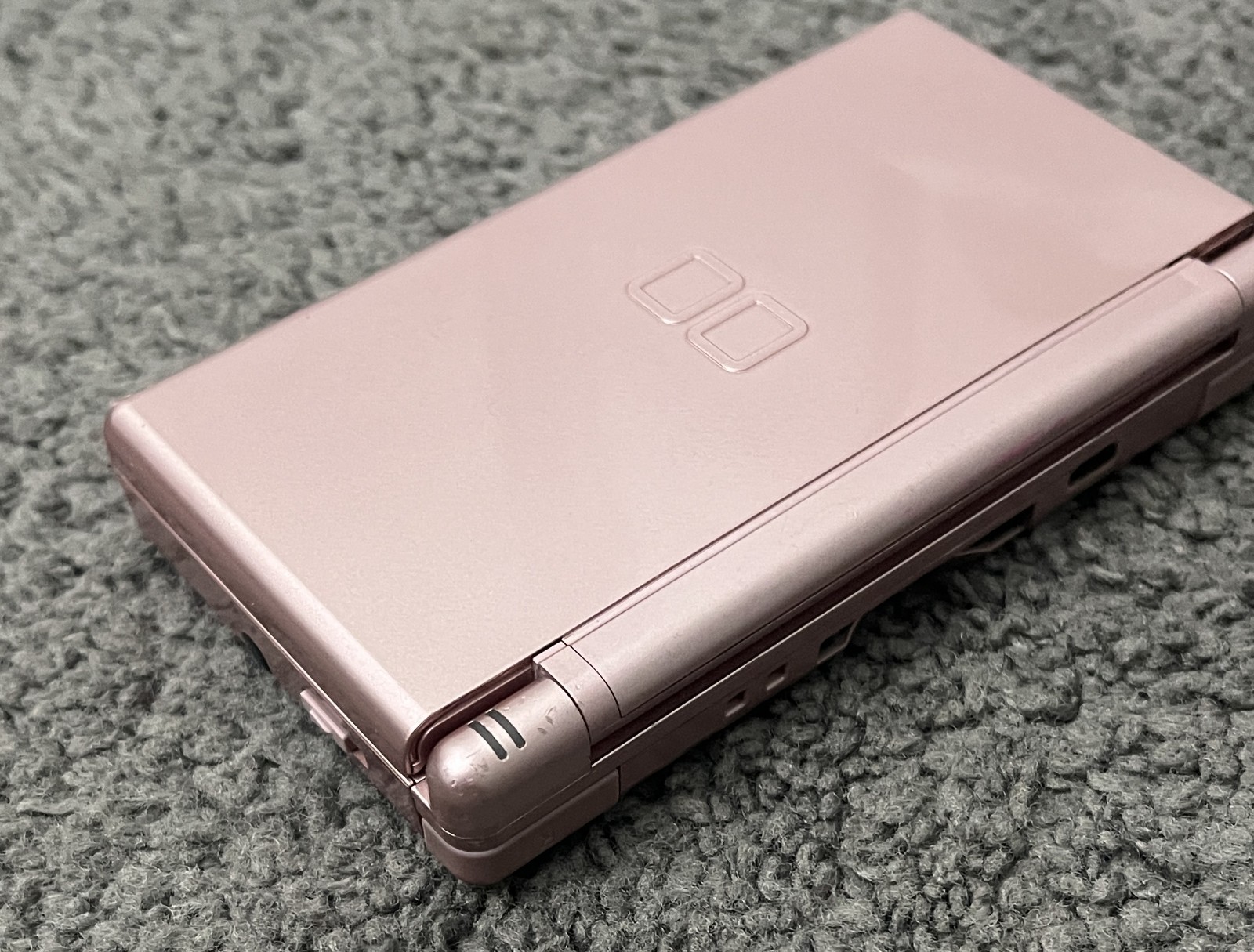 Nintendo DS Lite USG-001 Handheld Console Metallic Rose w/ Stylus