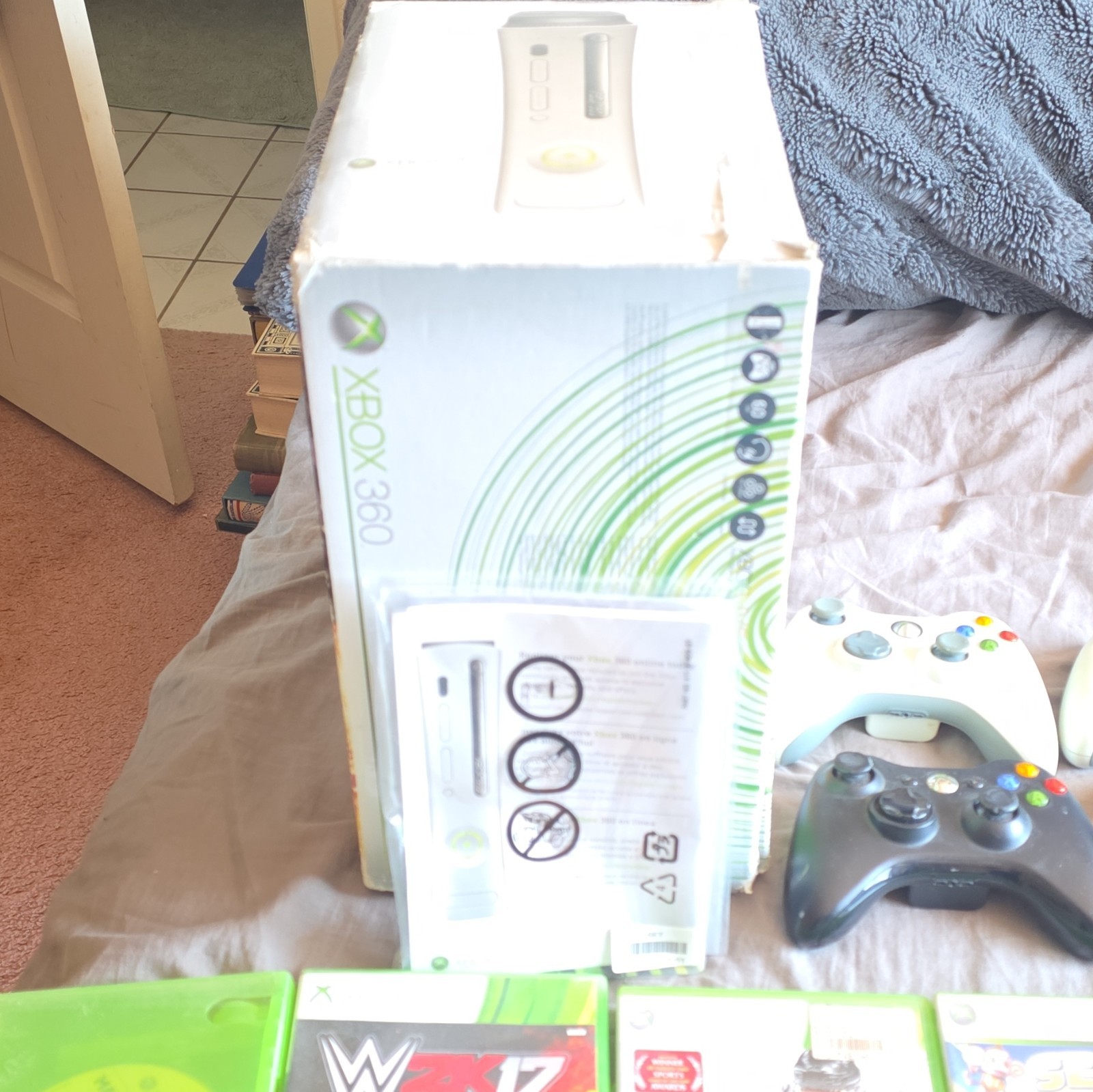 X Box 360,6 Controllers 21 Games Kinect, Wireless Adaptor, 256 mb Memory Card.