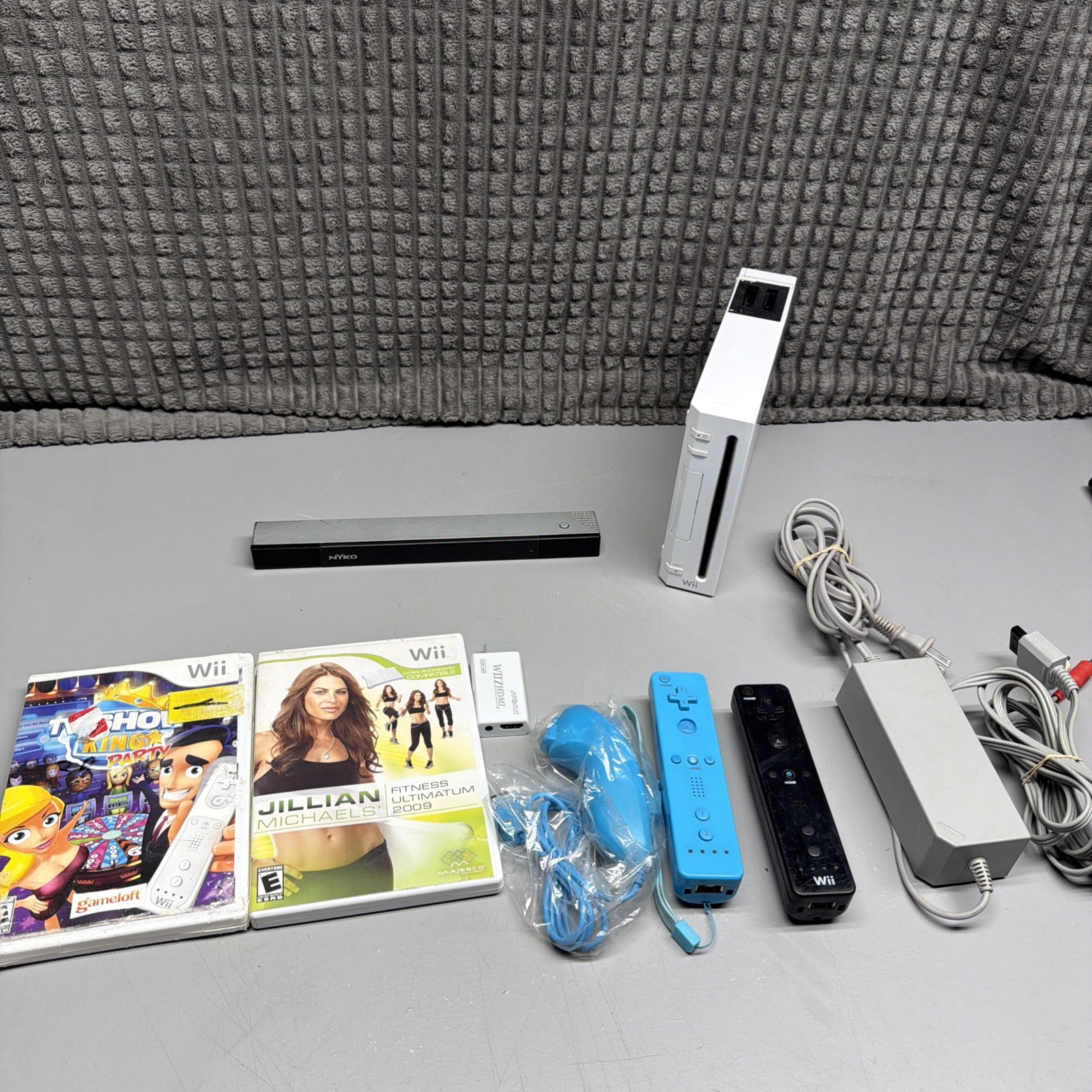 Nintendo Wii Game Console RVL-001 Bundle, White , 2 Controllers 2 Games HDMI Adp