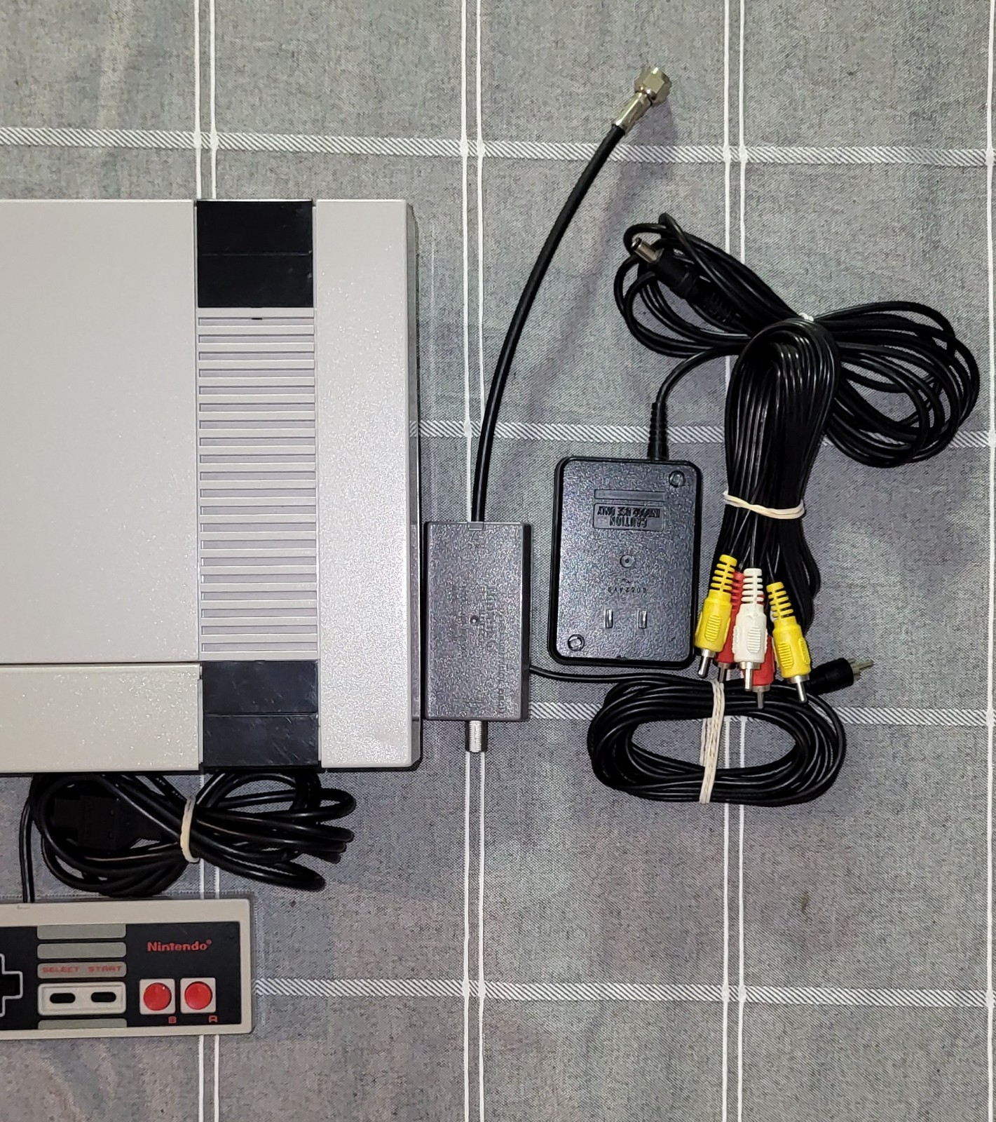 Nintendo Entertainment System (NES-001) Console Bundle – Clean Tested & Working