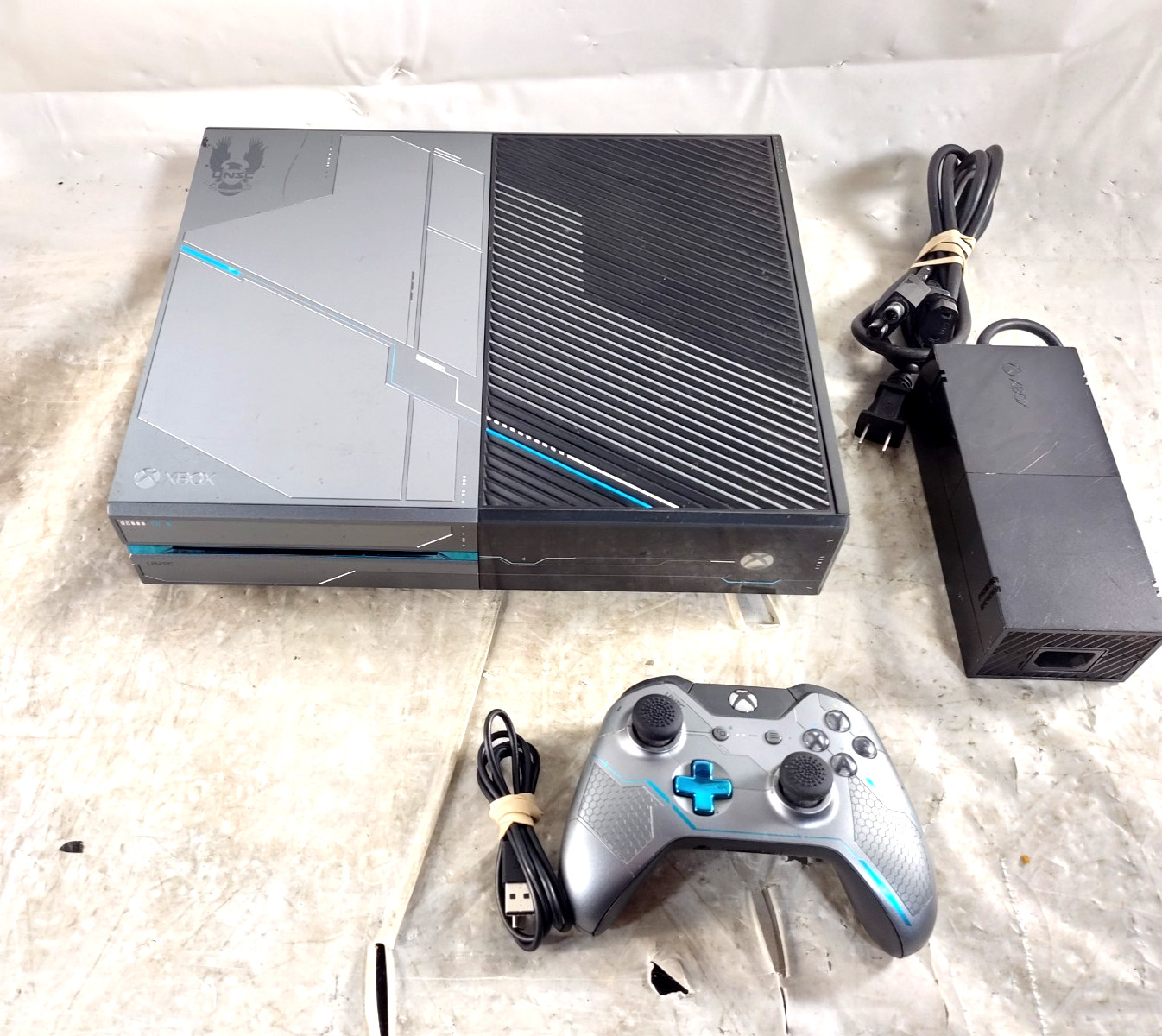 Microsoft Xbox One 1TB Console – Halo 5: Guardians Limited Edition w/ Controller