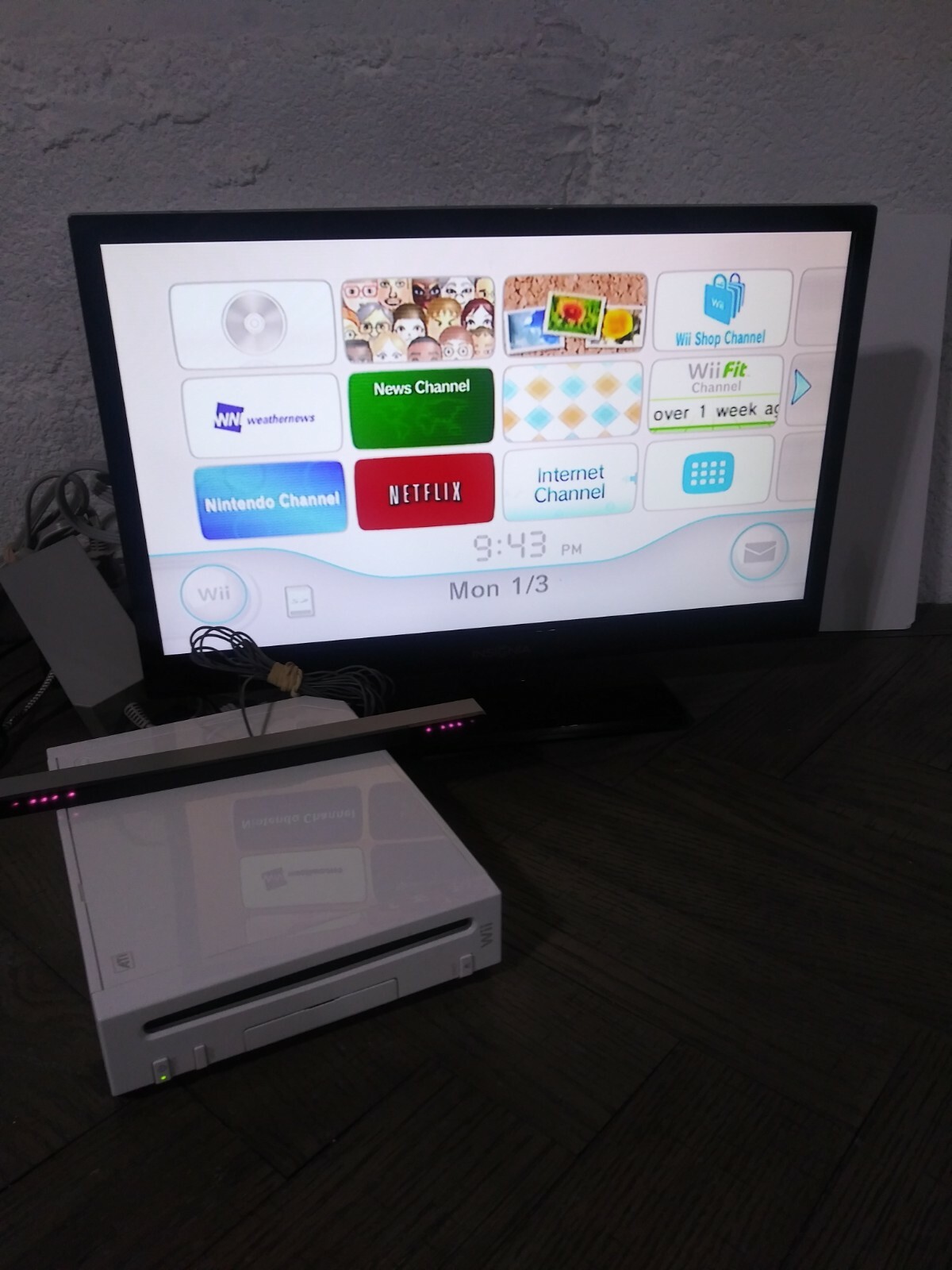 Nintendo Wii RVL-001 Gaming Console with Cords, Controller, and Random Videogame