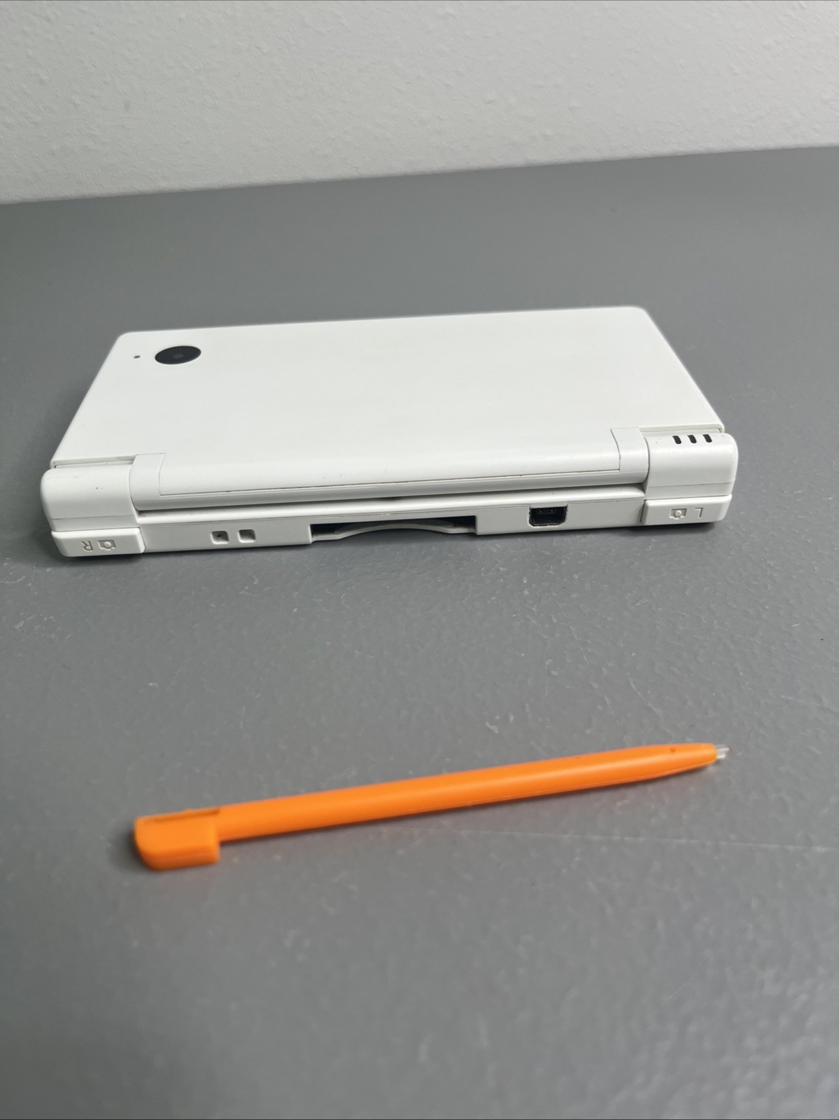Nintendo DSi White Handheld Console System TWL-001 W/ Stylus No Charger —Tested