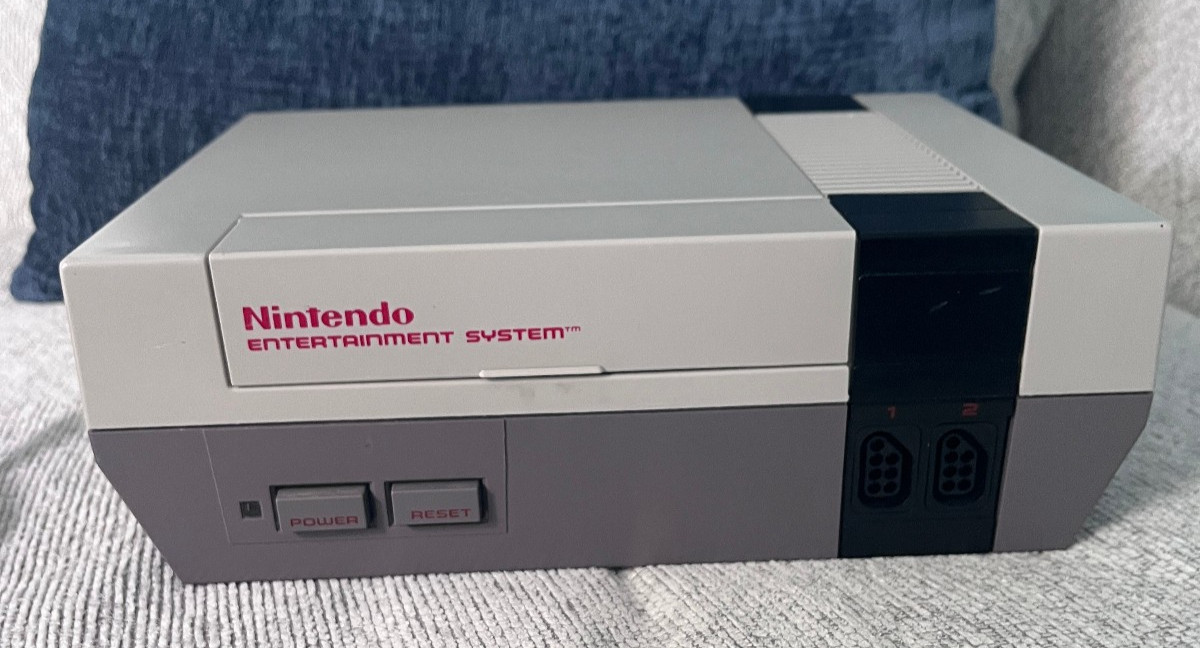 Nes Nintendo Console w/ 8 Games Lot & Power Pad, 1 Controller, Zapper Bundle