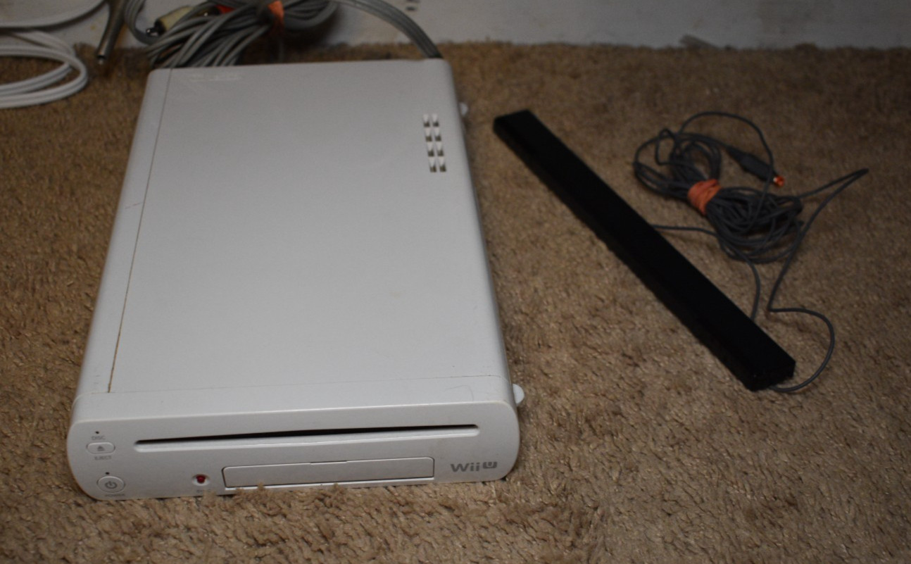 Nintendo Wii U WUP-001(02) 8GB White Console System Bundle Not Tested As-Is
