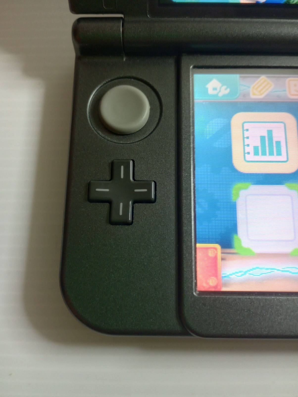 Nintendo New 3DS XL Handheld Gaming System Black Gray Good Shape w/ Charger