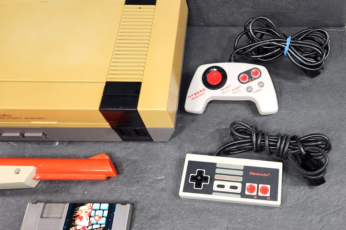 VINTAGE 1985 NINTENDO NES-001 CONTROL DECK BUNDLE MARIO GAME 2 CONTROLLERS GUN