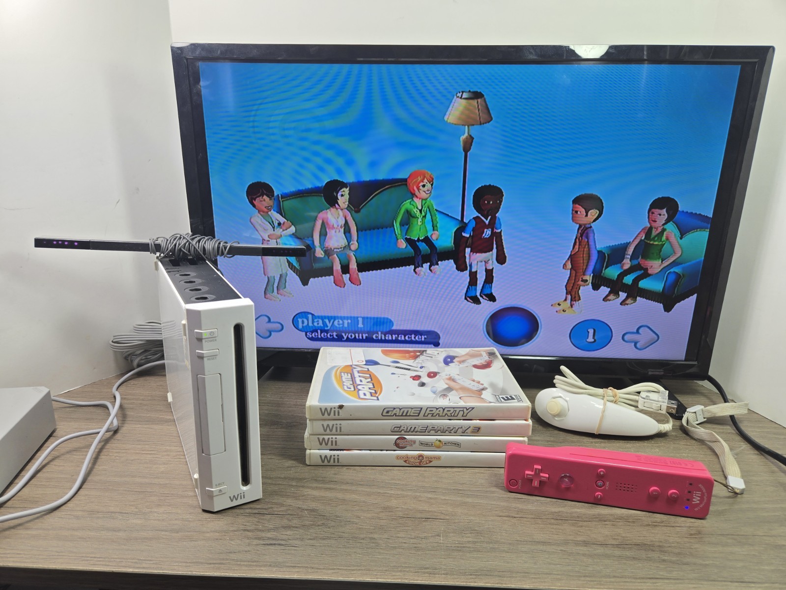 Nintendo Wii Console System Bundle White RVL-001 w/4 Games Used Condition Tested