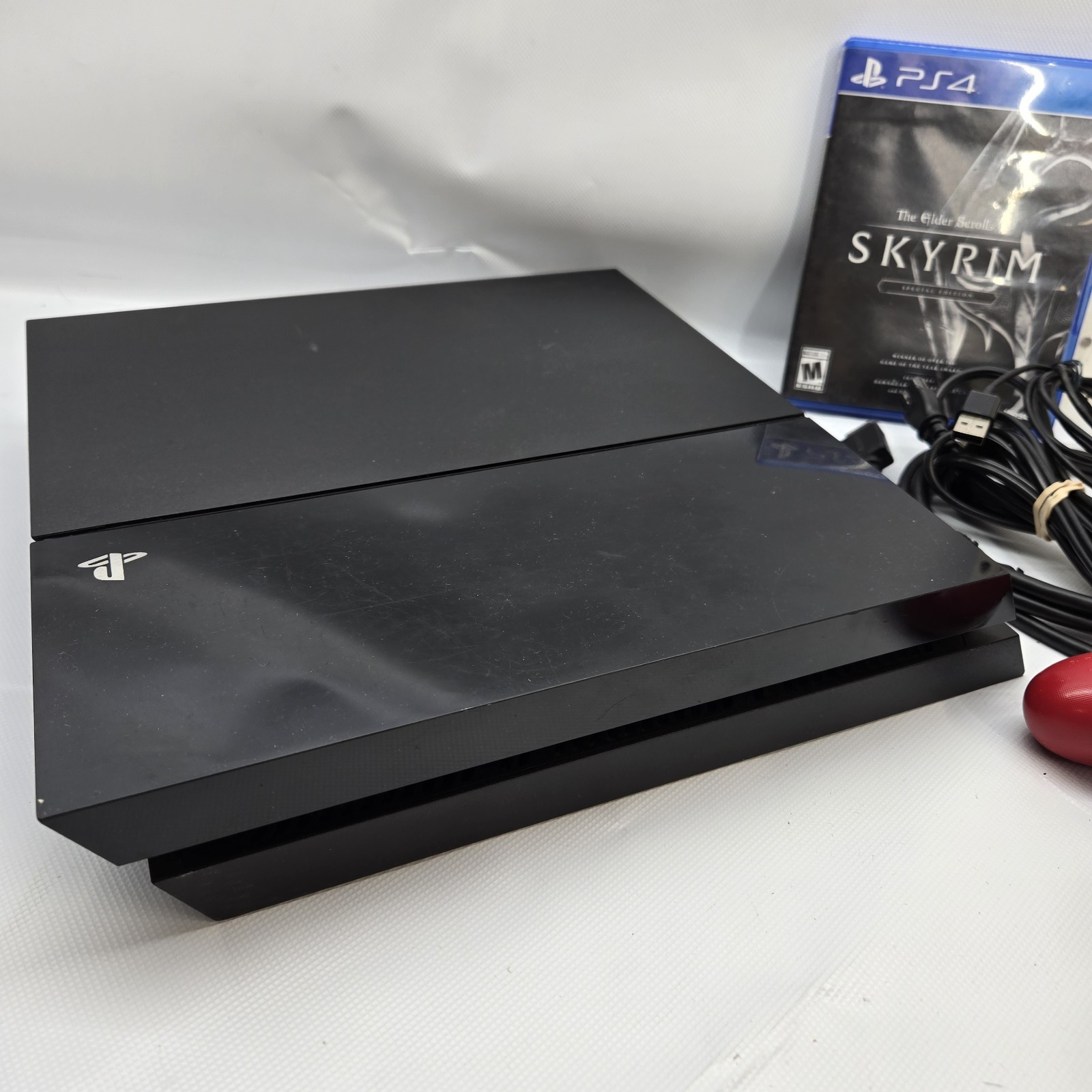 Sony PlayStation 4 PS4 CUH-1115A 500GB Black Console Bundle Skyrim Cords Control