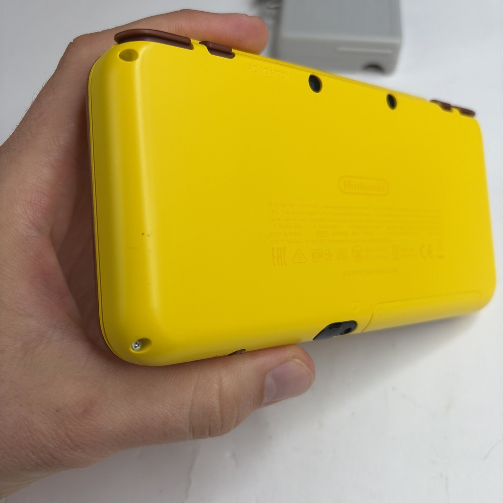 Nice! Nintendo New 2DS XL Pikachu Edition US Model W Charger Stylus