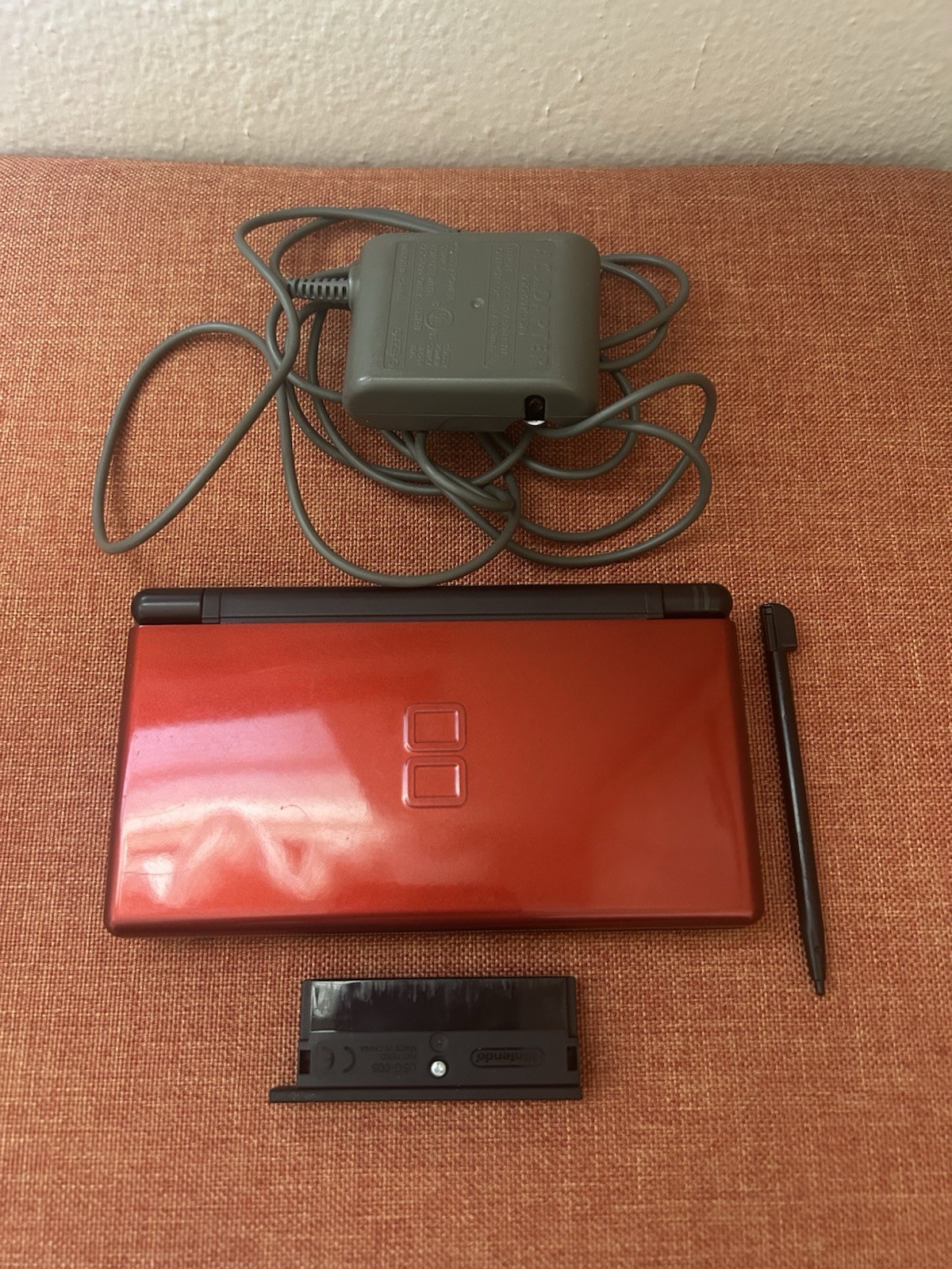 Nintendo DS Lite Red/Black Great Condition W Charger Stylus and Slot Cover￼