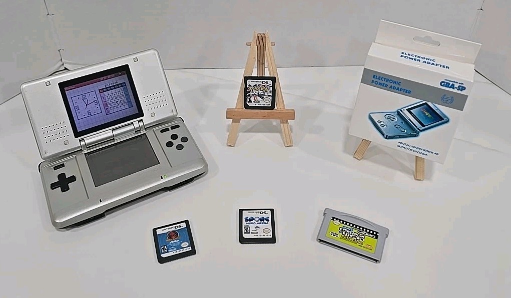 Nintendo DS «Fat» Silver Console w/ Stylus, Charger + Pokemon Platinum & Games