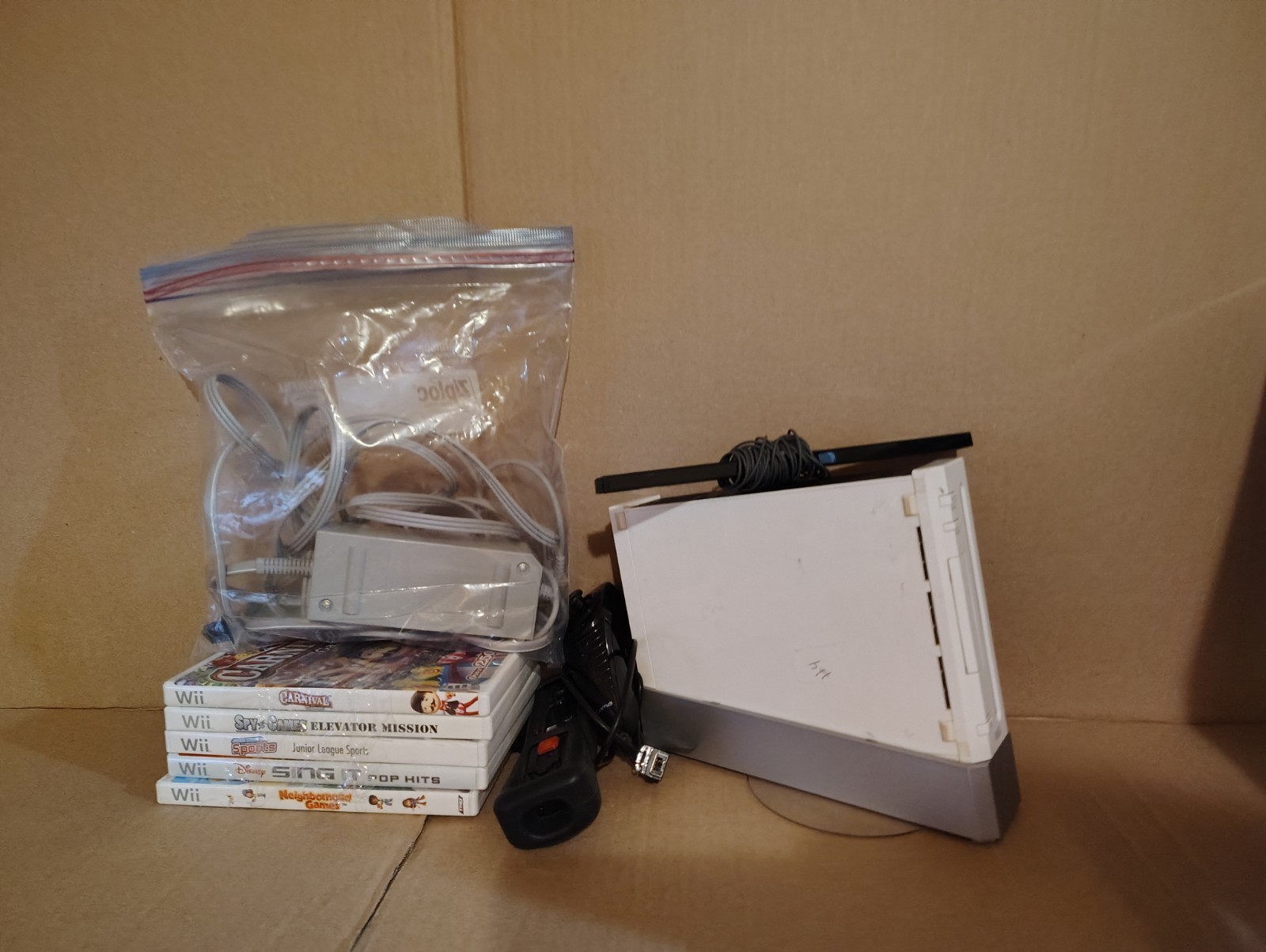 Nintendo RVL-001 Wii Console, 5 Games, 2 Controllers, 2 Nunchuck Tv Not Included