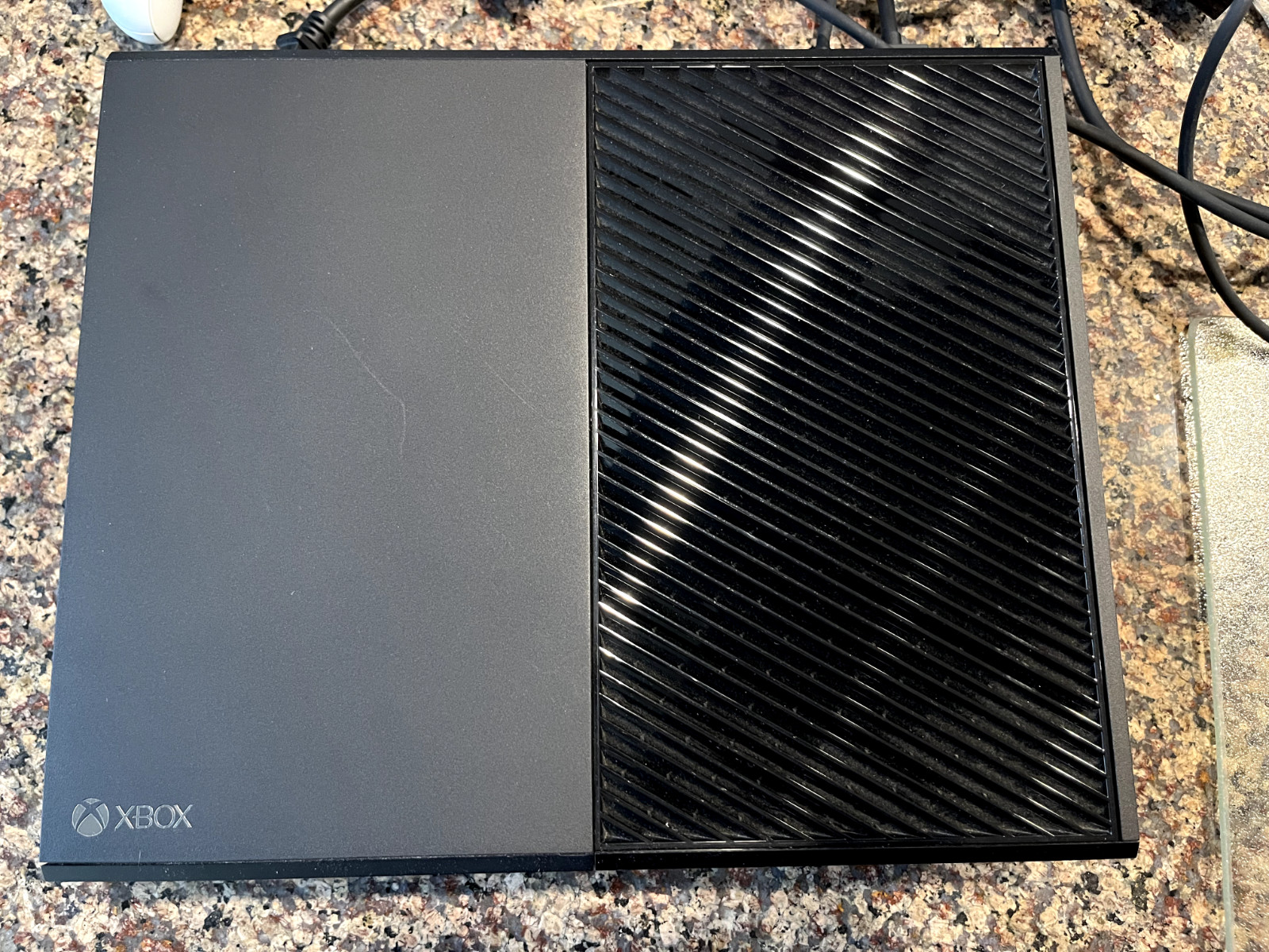 Microsoft Xbox One 500GB Console Bundle (excellent condition)