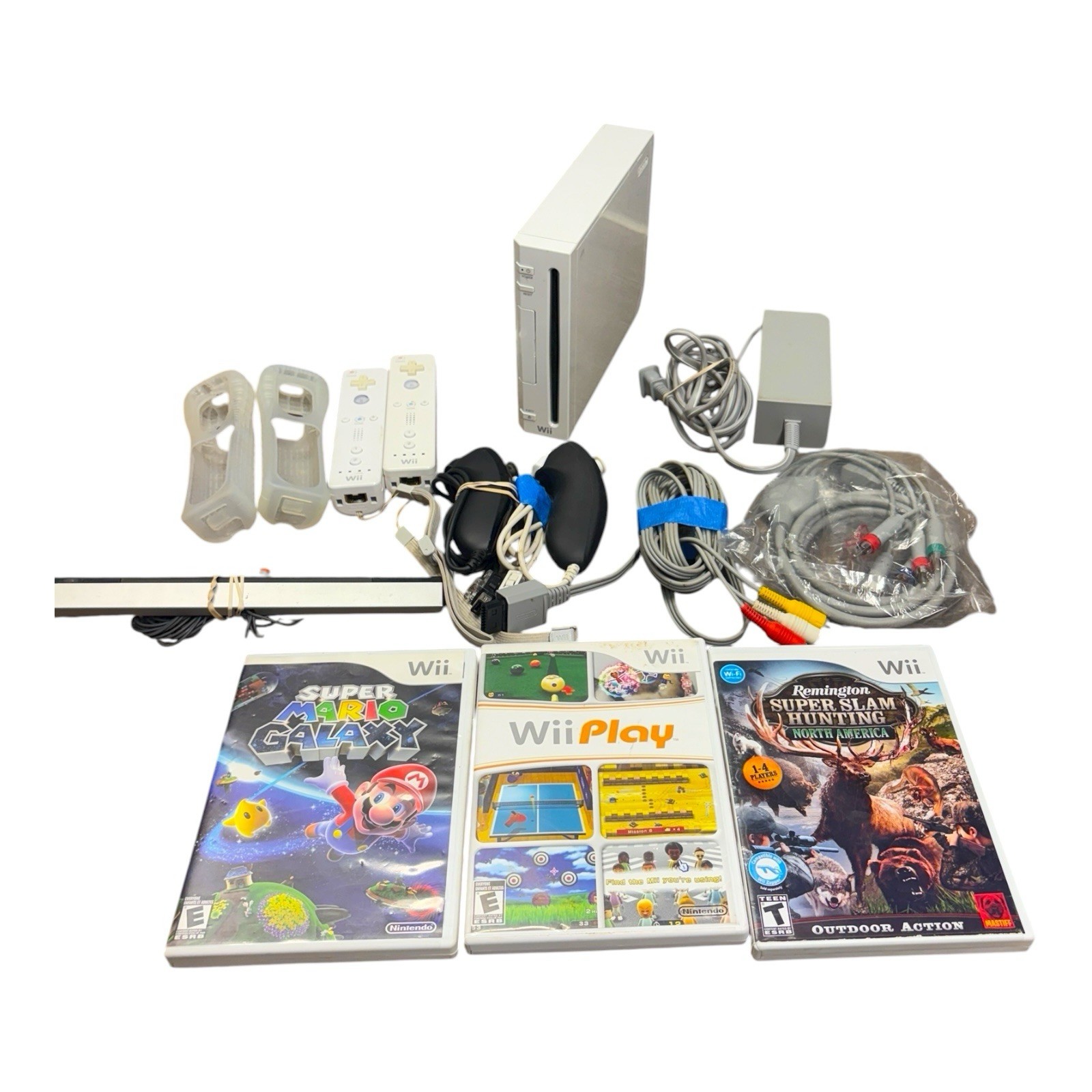 Nintendo Wii White Console Bundle 2 Wii Remotes 3 Games Super Mario Galaxy Works