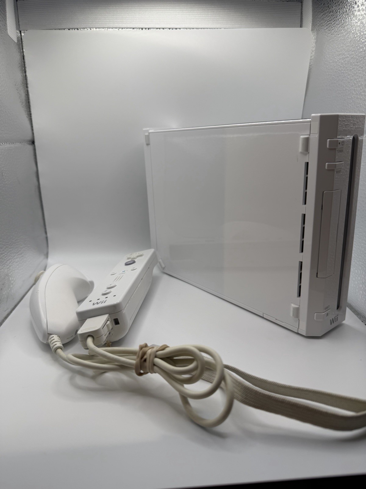 Nintendo Wii RVL-001 White Console Bundle w/ Wii Remote, Nunchuk, Cables