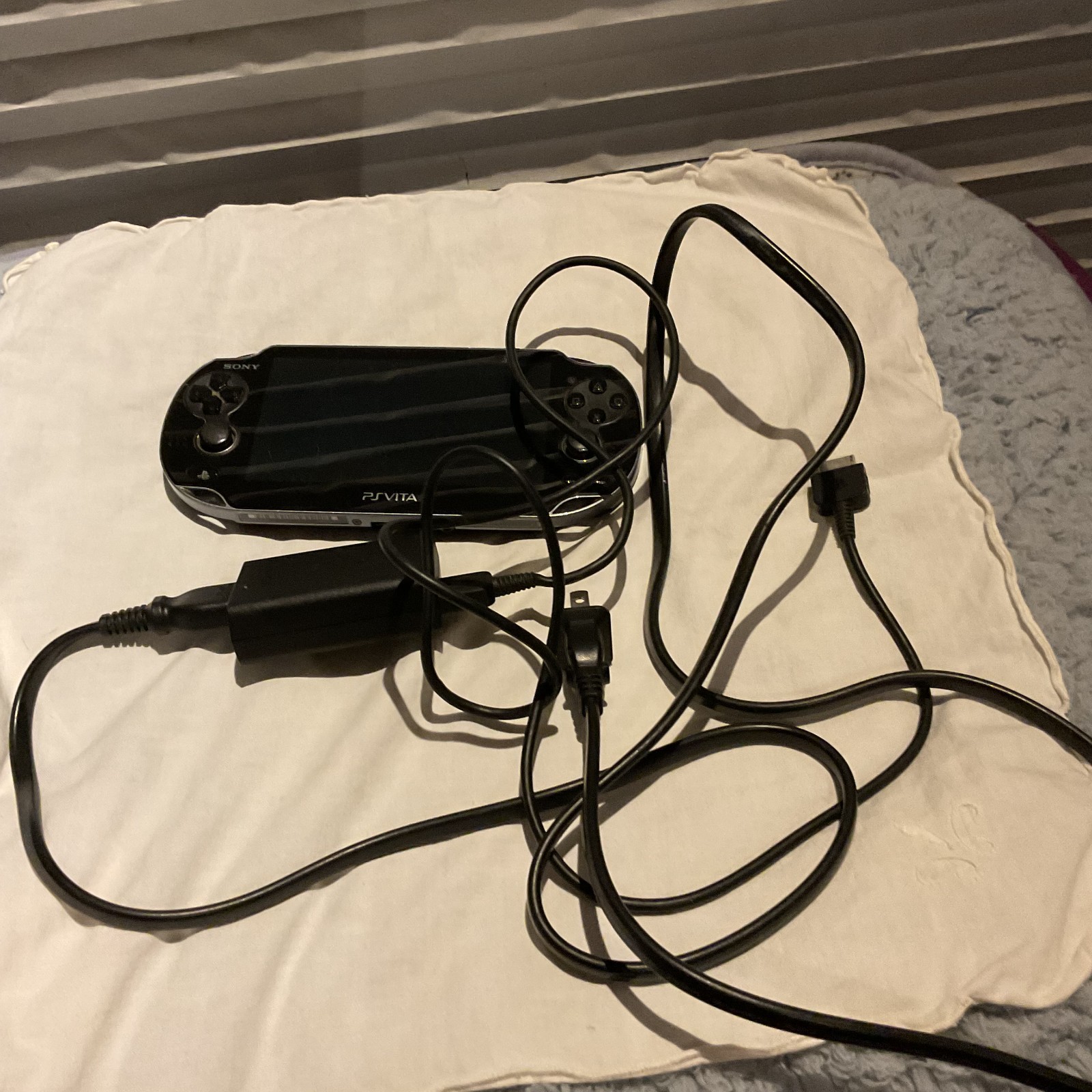 Sony PlayStation PS Vita PCH-1001 Black Handheld Console w/ Power Supply -Tested
