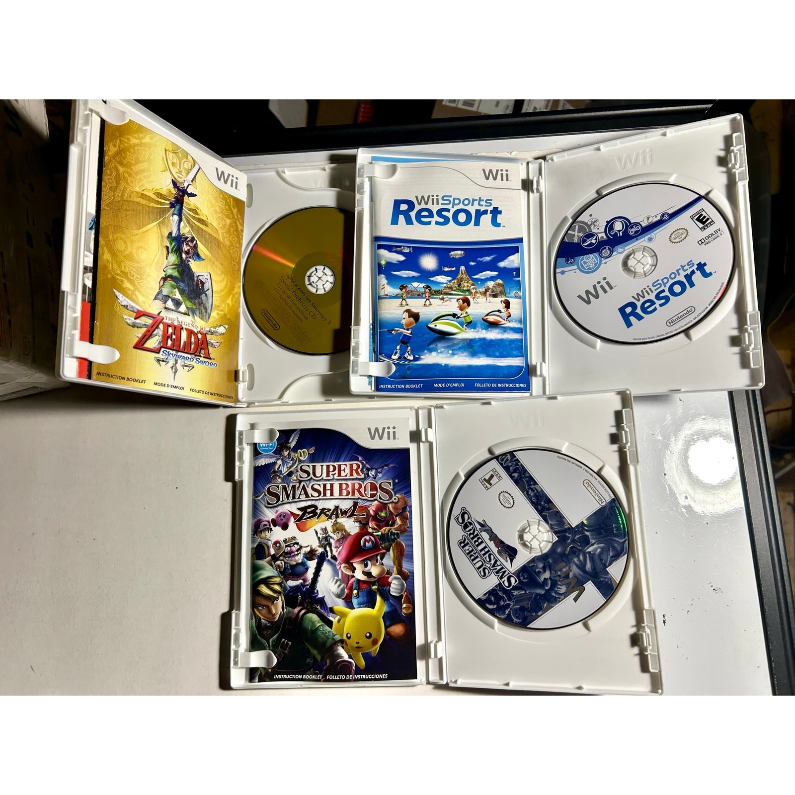 Nintendo Wii Console w/ Cords 1 Wii remote 1 Nunchuck in box w/ 4 Games🔥