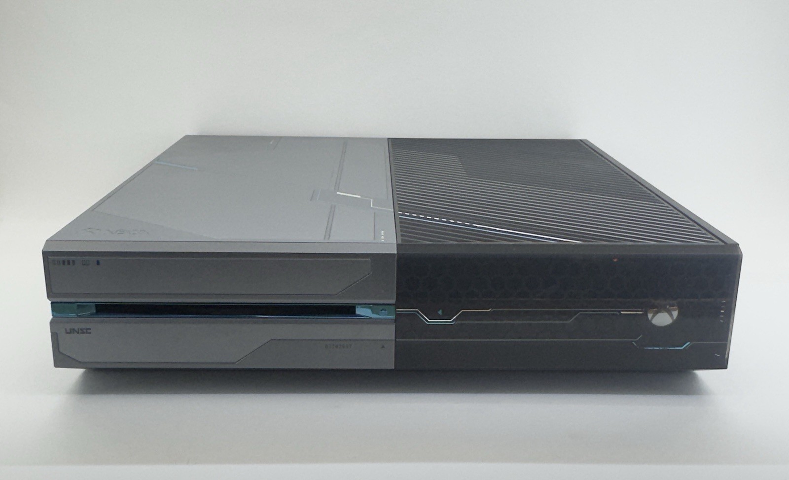 Xbox One 1TB Halo 5 Guardians Limited Edition Console + Original Controller