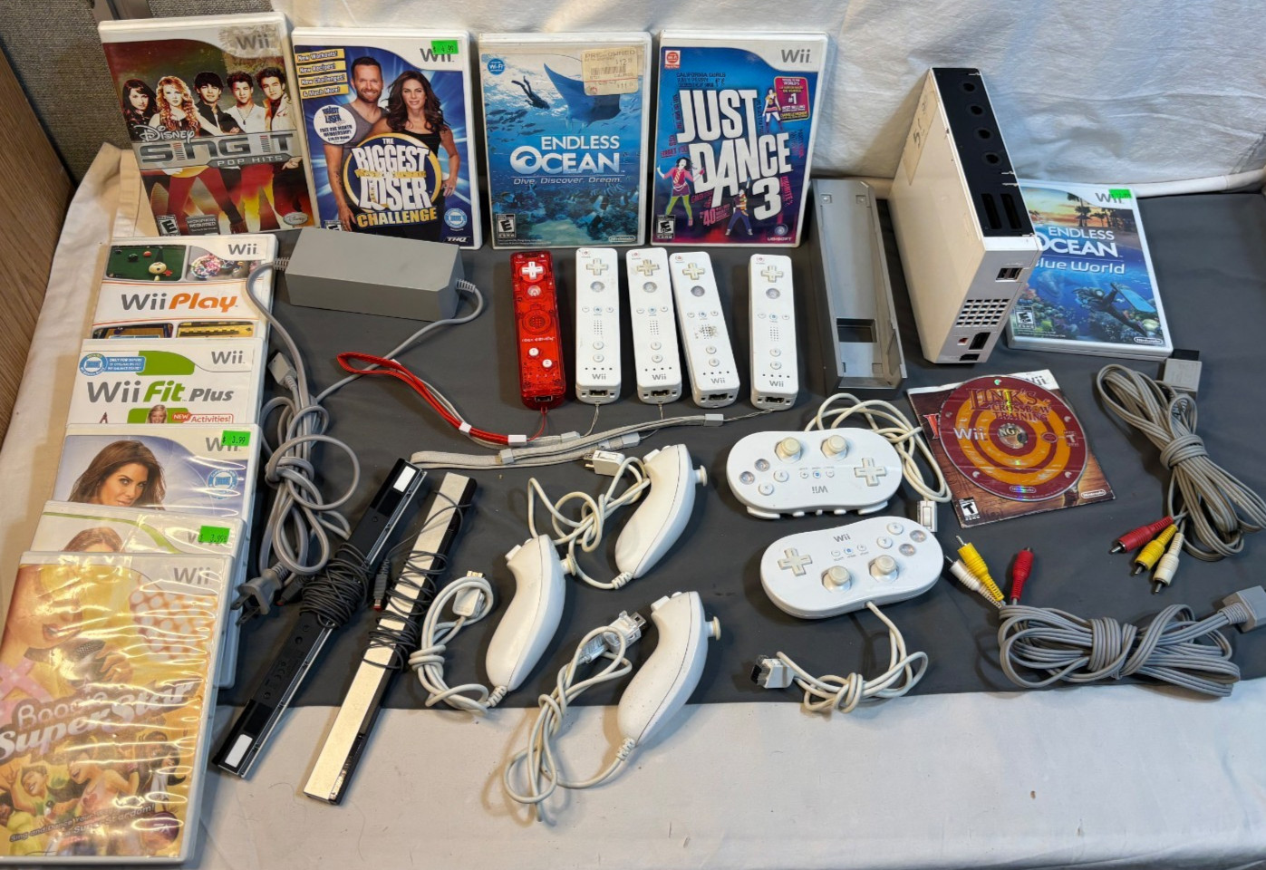 Bundle NINTENDO Wii video game system 10 games Controllers EXTRAS