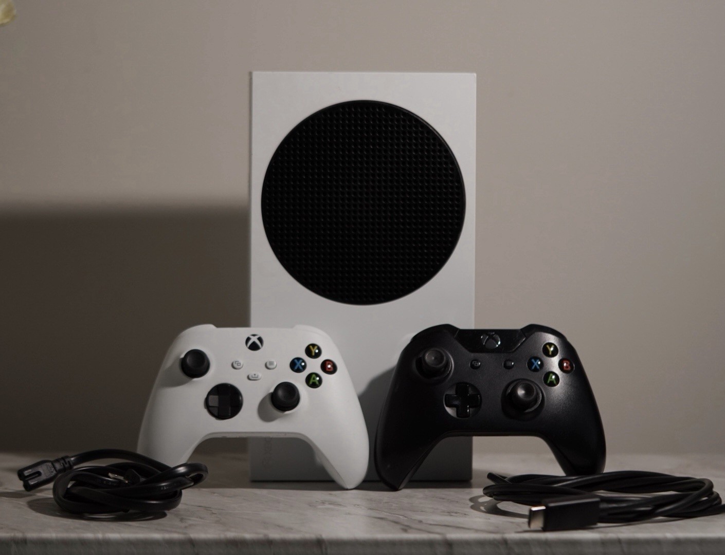 Microsoft Xbox Series S 512GB White Console with Two Wireless Controllers Good
